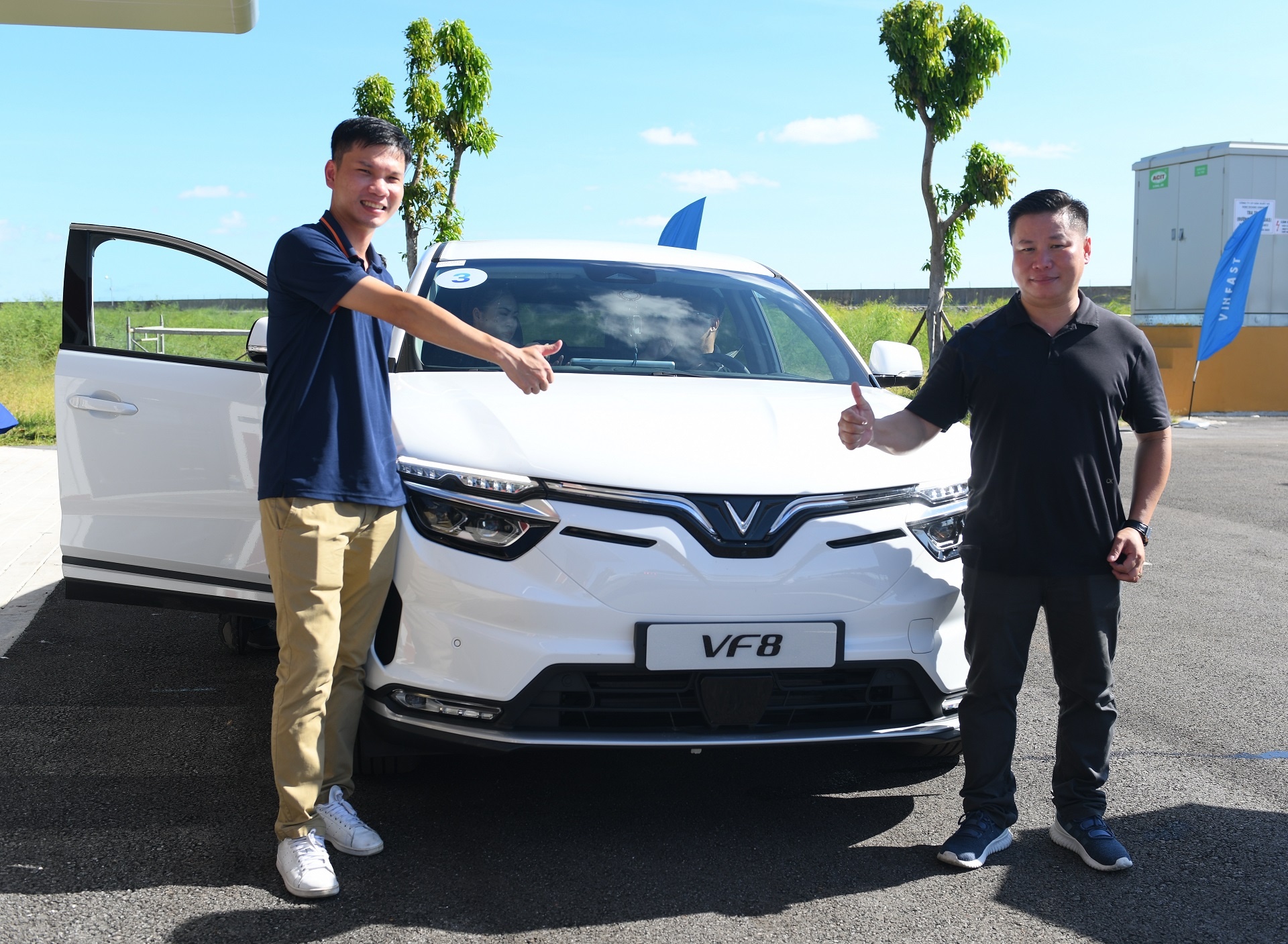 Dat mua VinFast VF 8 anh 1