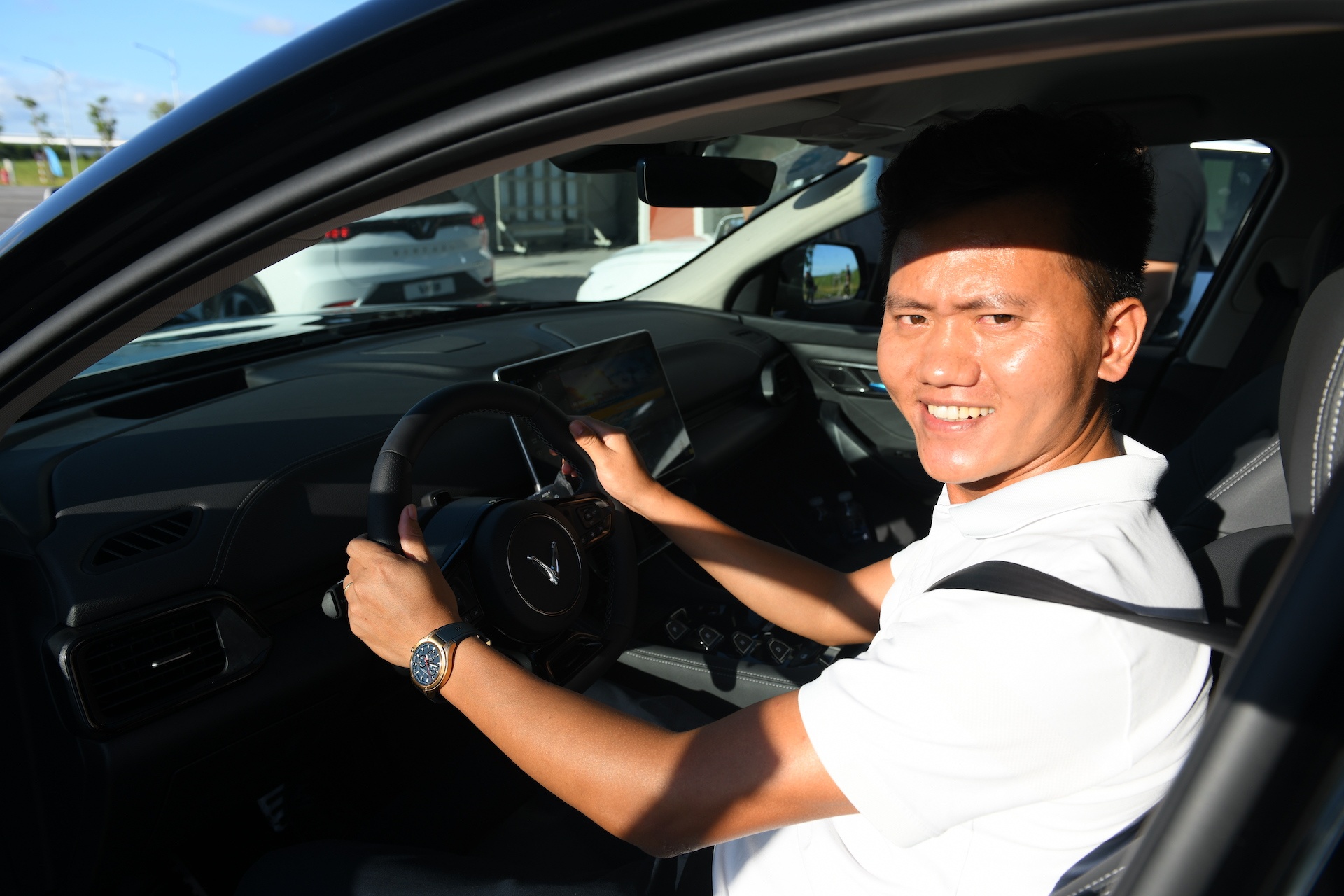 Nhung khach Viet dau tien dat mua VF 8 tham nha may VinFast hinh anh