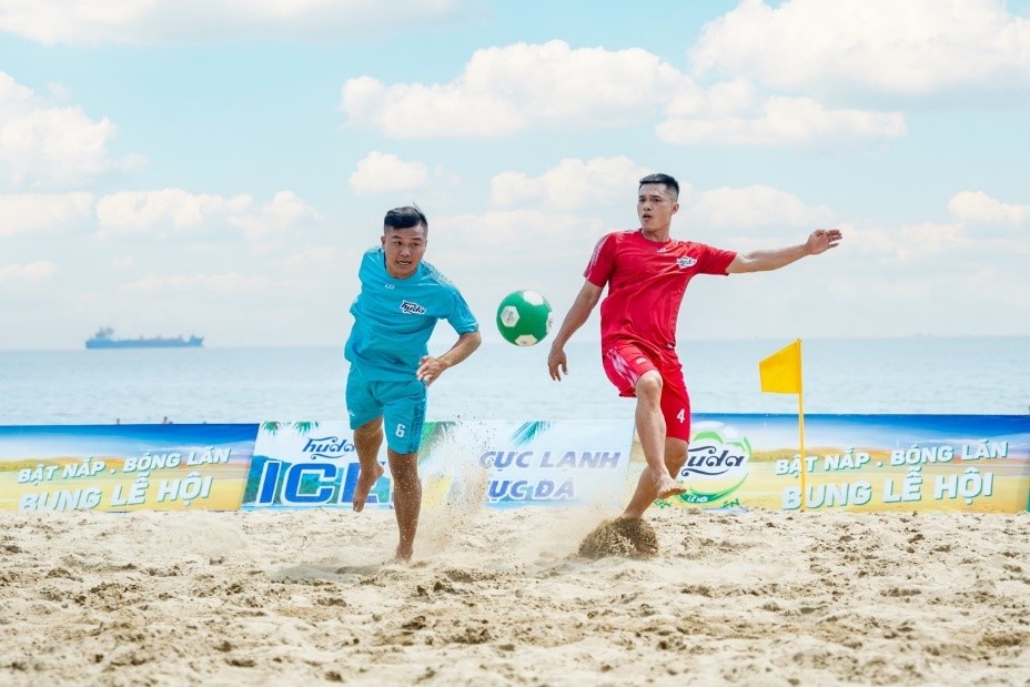 Le hoi bong da bien Huda 2022 va nhung trai nghiem mien Trung dang nho hinh anh