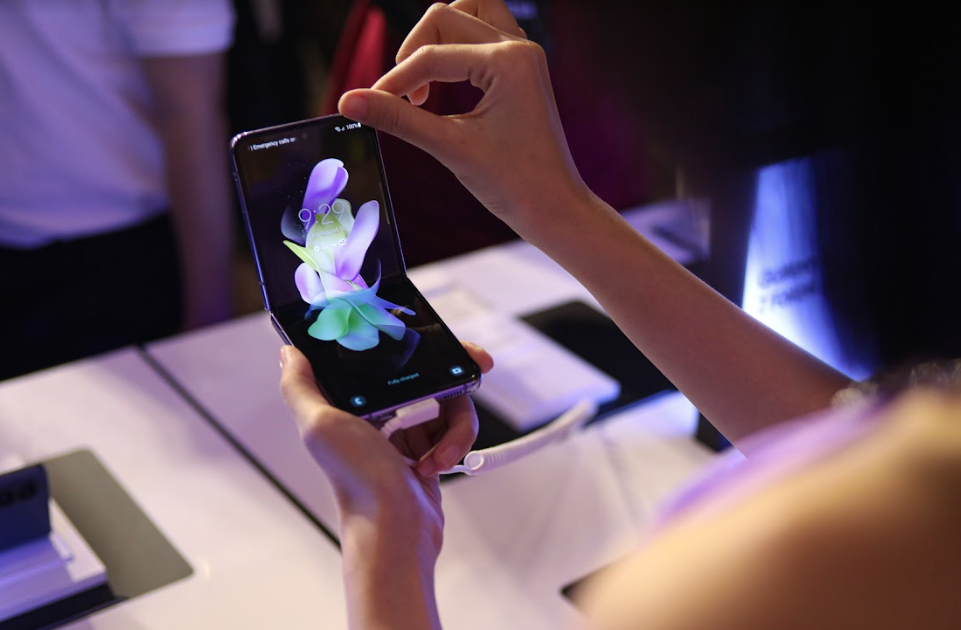 Nguoi tre thu may, thiet ke op lung tai cua hang trai nghiem Samsung hinh anh