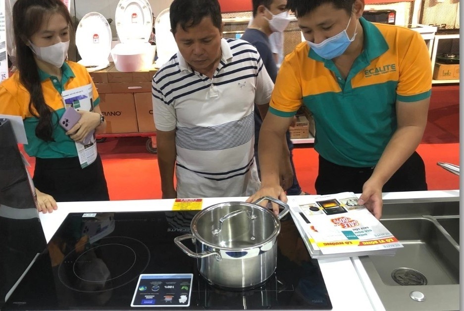 Ecalite ra mat 3 mau bep dien tu moi tai trien lam Vietbuild hinh anh