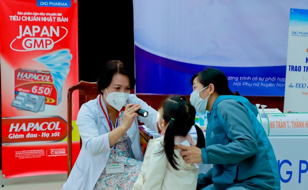 Duoc Hau Giang cham soc suc khoe cho gan 1.400 dong bao Co-tu hinh anh