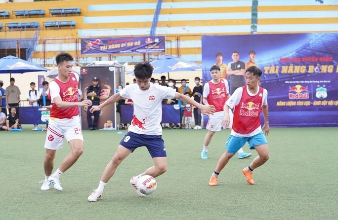 Nhin lai hanh trinh tuyen chon tai nang bong da cua Red Bull va HAGL hinh anh