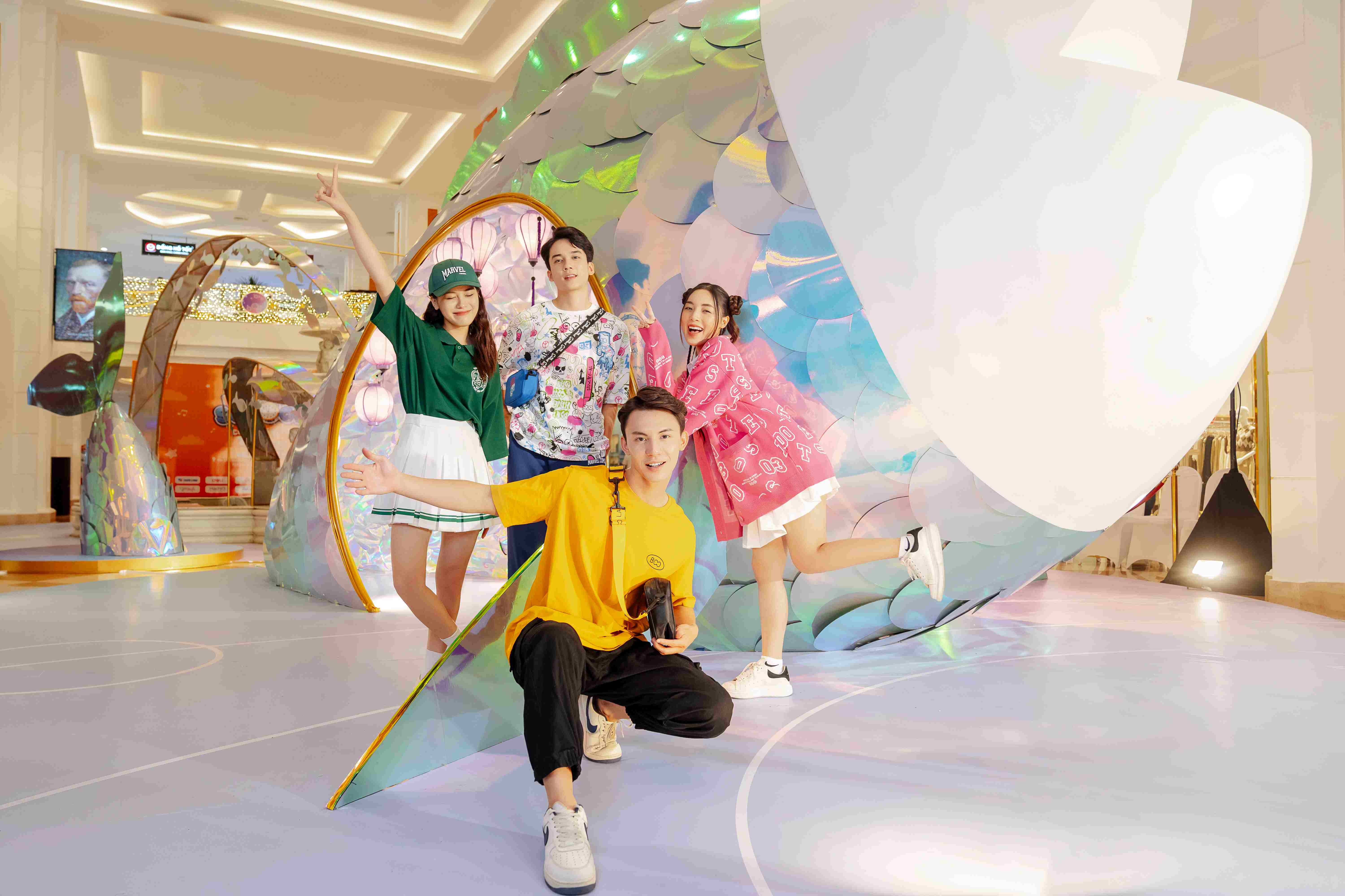 Don Trung thu gan ket tai 'vu tru da sac' Vincom hinh anh