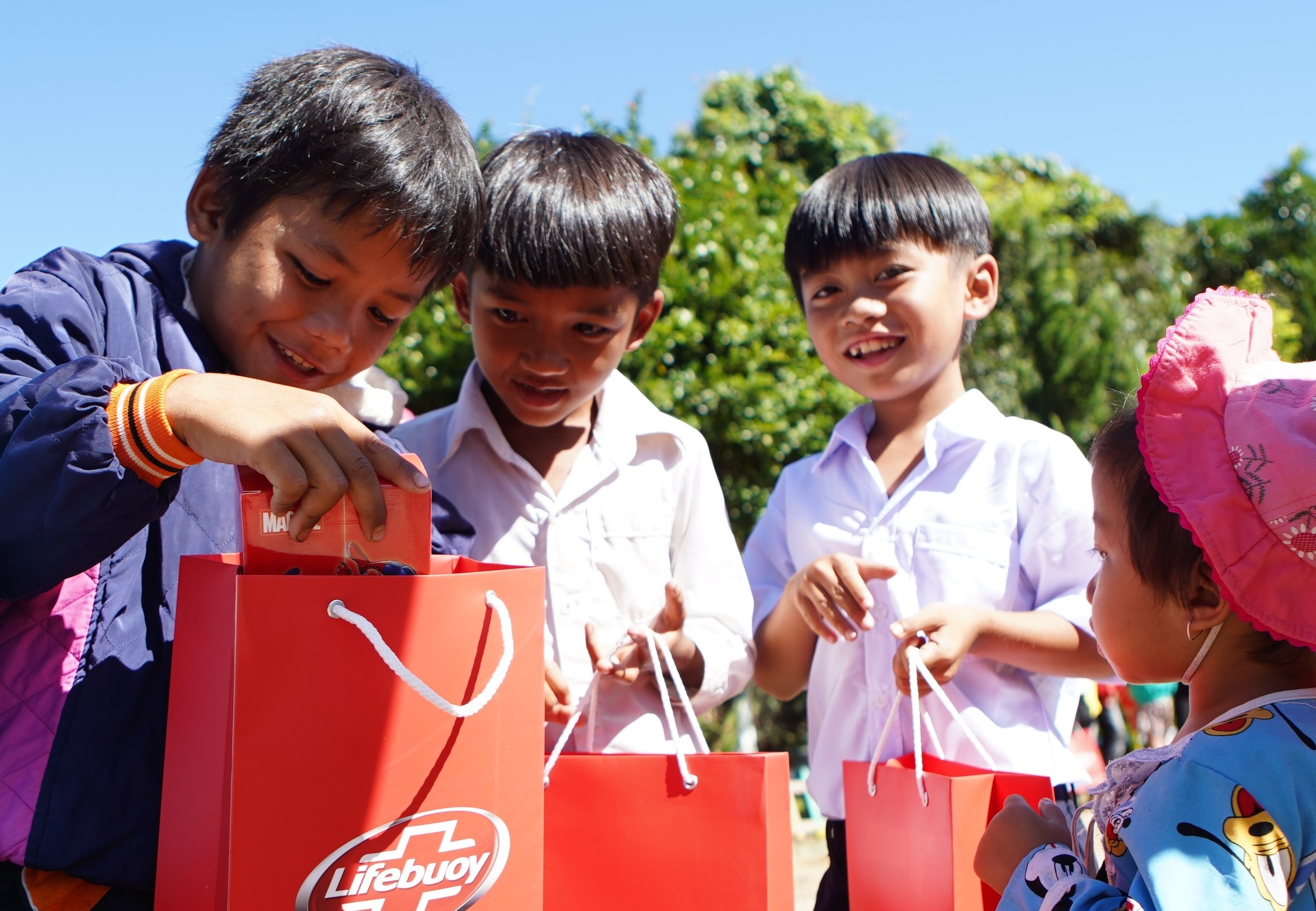 Hanh trinh Lifebuoy dua 10.000 hoc sinh an toan tro lai truong hinh anh