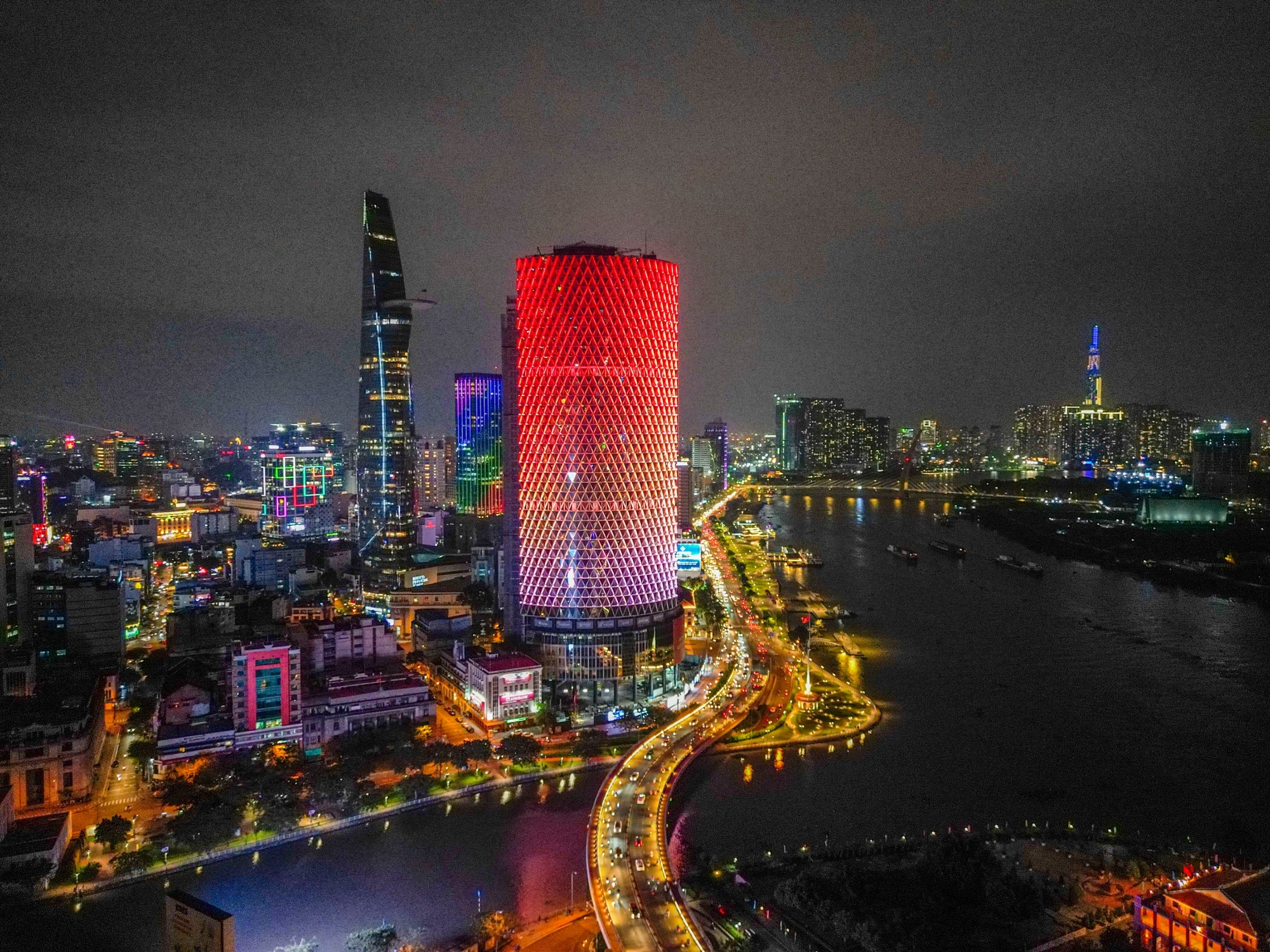 Man bieu dien sac mau gop phan ‘thap sang’ TP.HCM dip 2/9 hinh anh