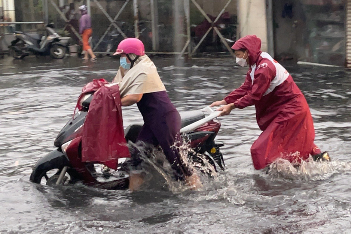 Biet doi nang luong TotalEnergies 'giai cuu' nguoi dan ngay mua ngap hinh anh