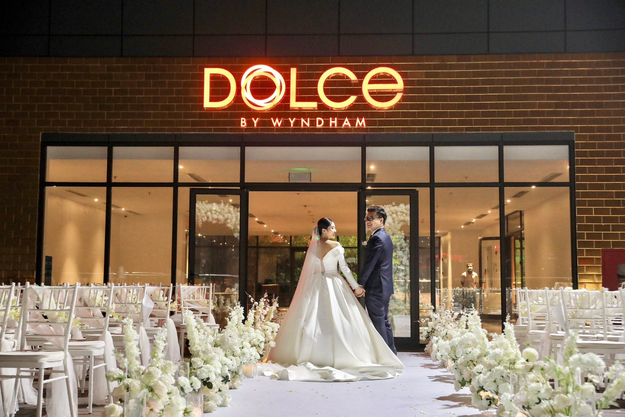 Trien lam Golden Knot 2022 kien tao dam cuoi trong mo cho cac cap doi hinh anh