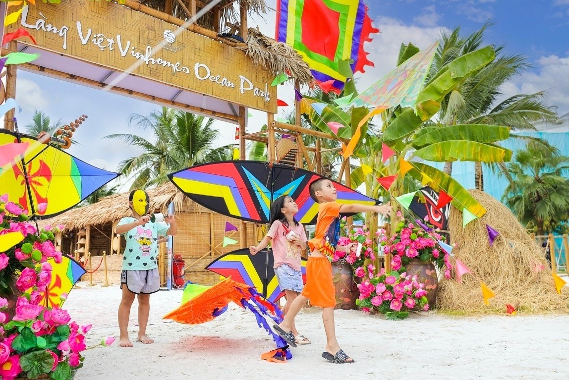 Tet Doc lap khac biet giua 'bien trong long pho' hinh anh