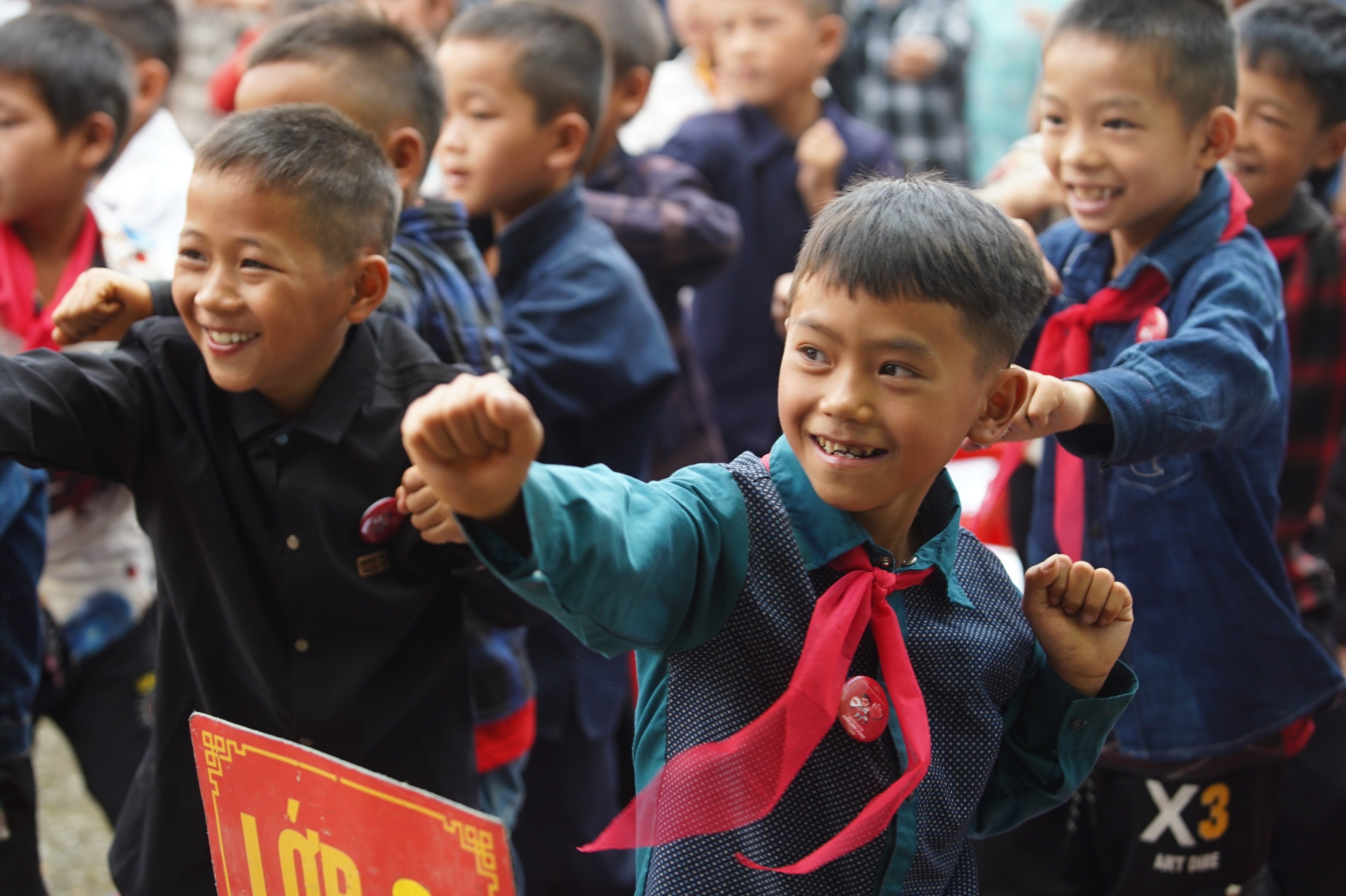 Ron rang ngay khai truong cua tre em Ha Giang hinh anh