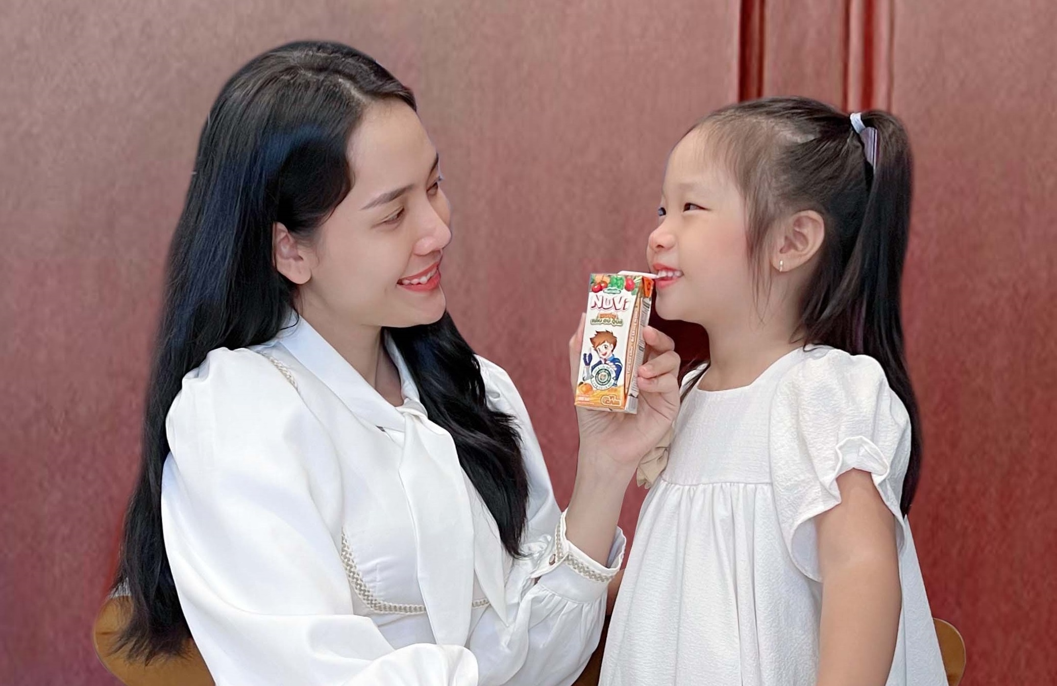 Nutifood ra mat thuc uong rau cu dac che cho tre luoi an rau hinh anh