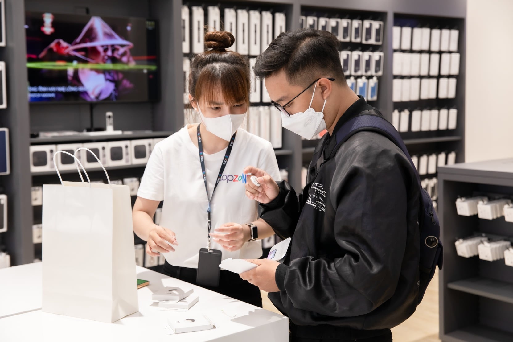 Trung binh cu moi giay co mot nguoi dang ky mua iPhone 14 tai TopZone hinh anh