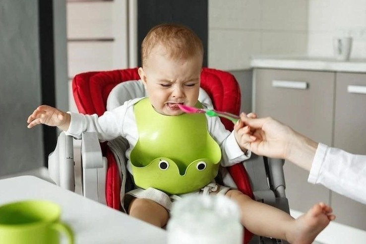 Cung cha me vuot qua ap luc khi con lan dau an dam hinh anh