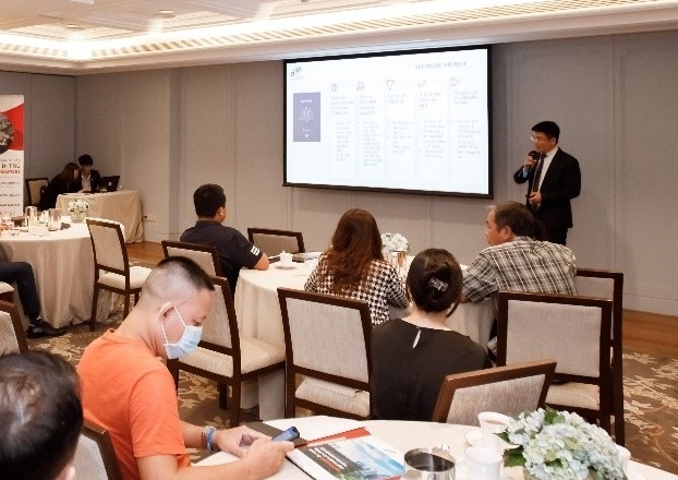 Dai su quan Tay Ban Nha chia se ve lo trinh cu tru chau Au hinh anh