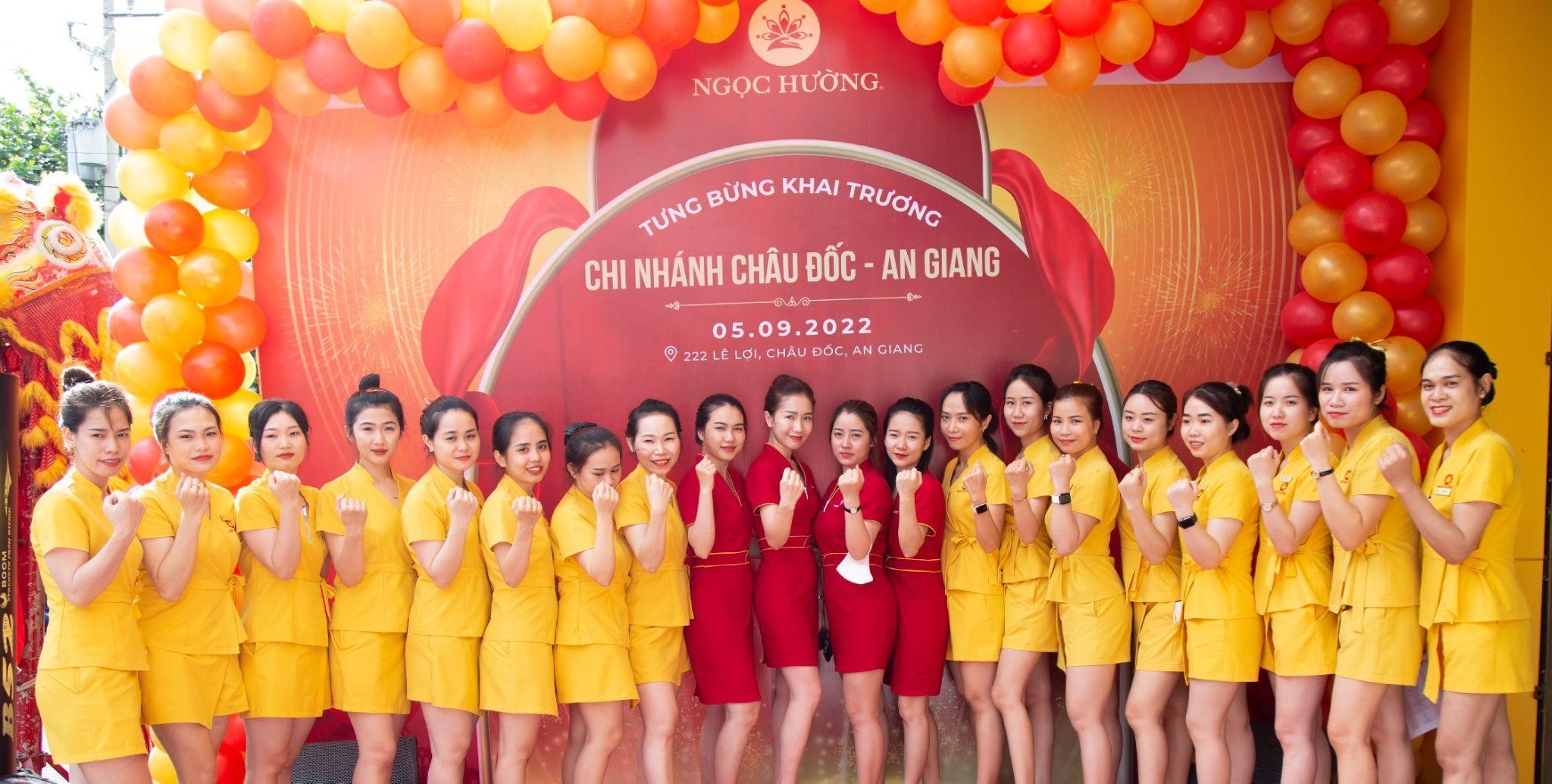 Tham my vien Ngoc Huong khai truong chi nhanh thu 25 tai Chau Doc hinh anh