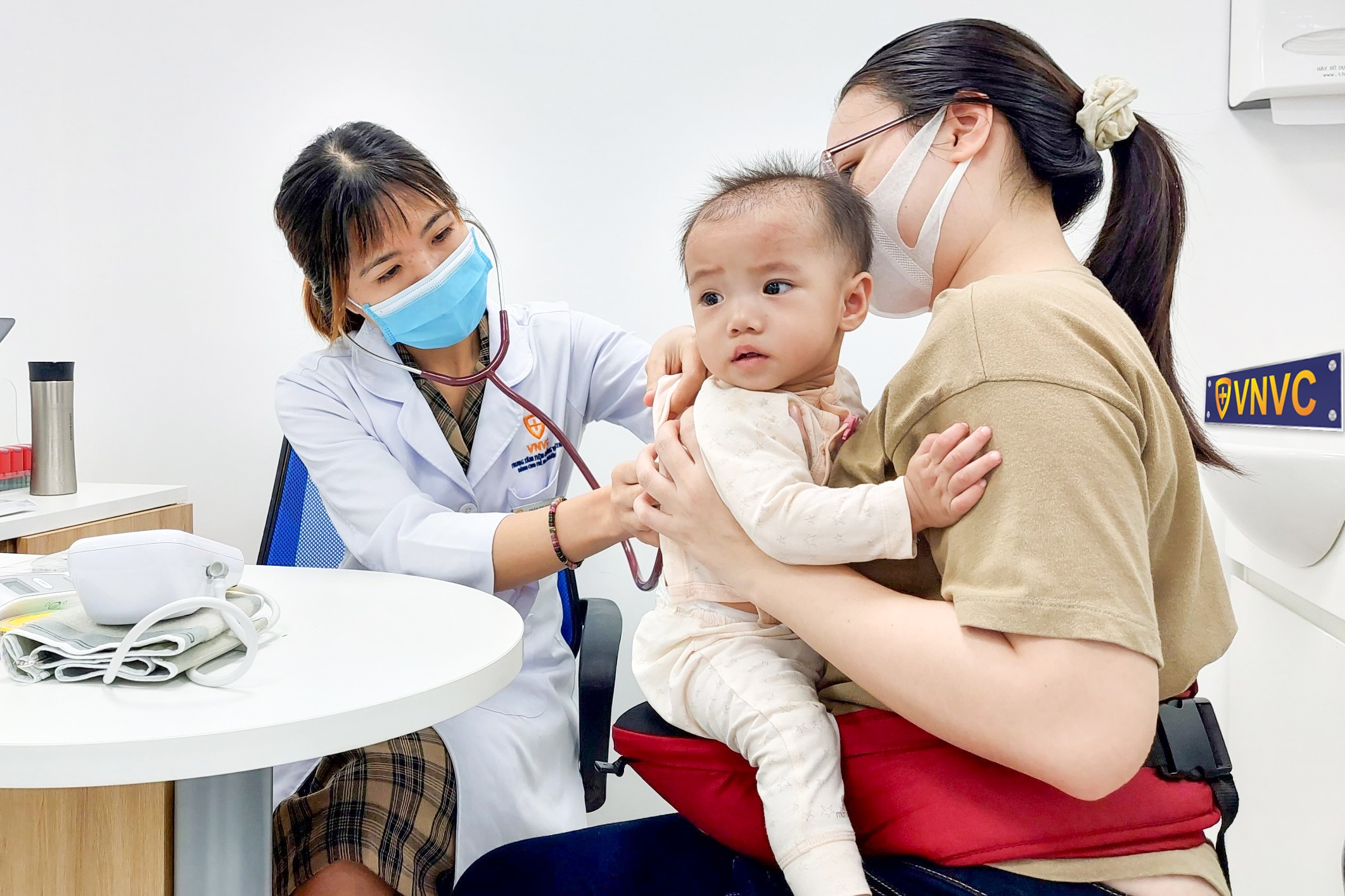 tiem chung,  khan hiem vaccine anh 2