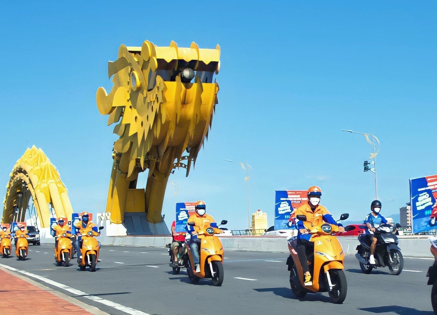 VinFast hop tac Ahamove ra mat dich vu van chuyen hang bang xe dien hinh anh