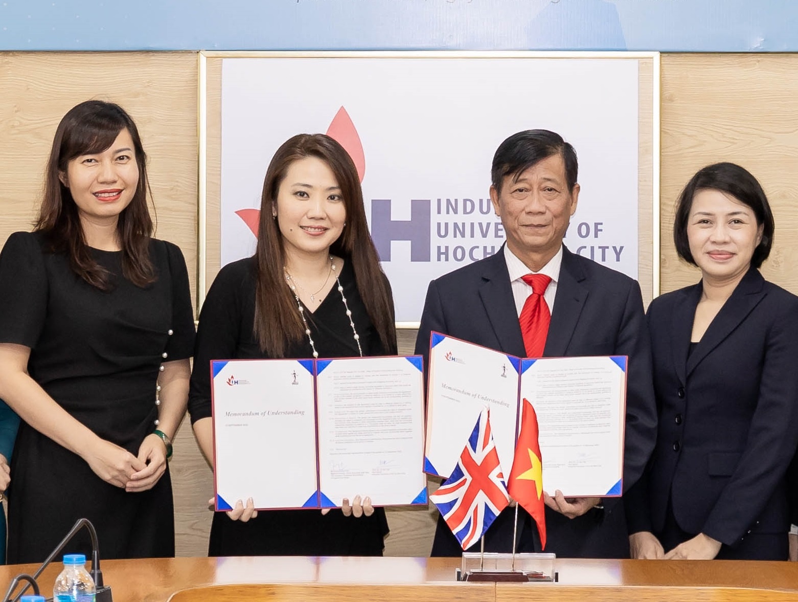ICAEW va DH Cong nghiep TP.HCM nang tam hop tac chien luoc hinh anh