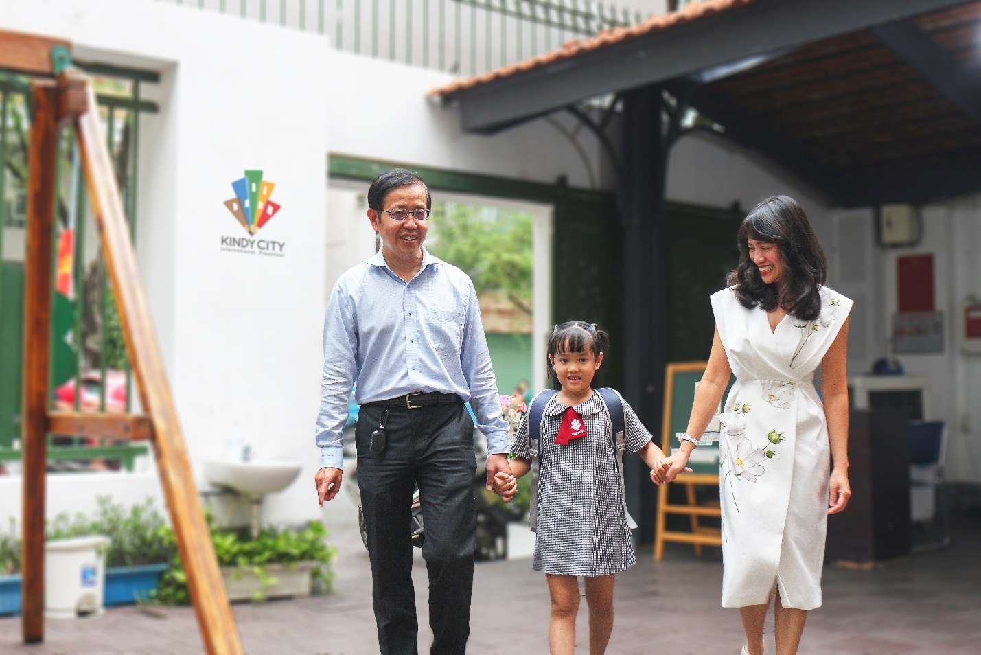 Hoc qua choi,  giao duc anh 1