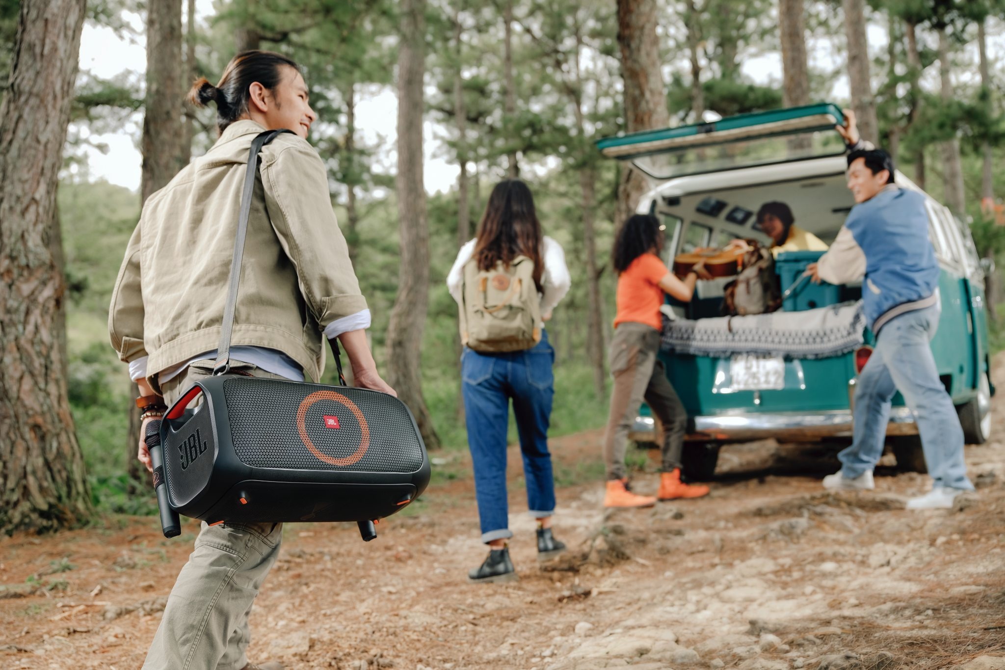 Co gi tren dong loa tiec ban chay hang dau toan cau cua JBL? hinh anh