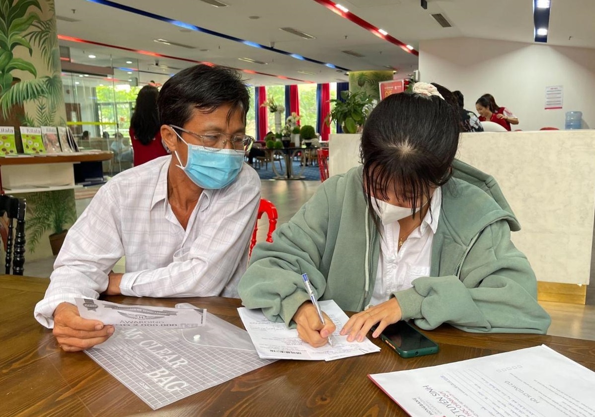 Khi 2k4 nhap hoc va cau chuyen thu vi dang sau hinh anh