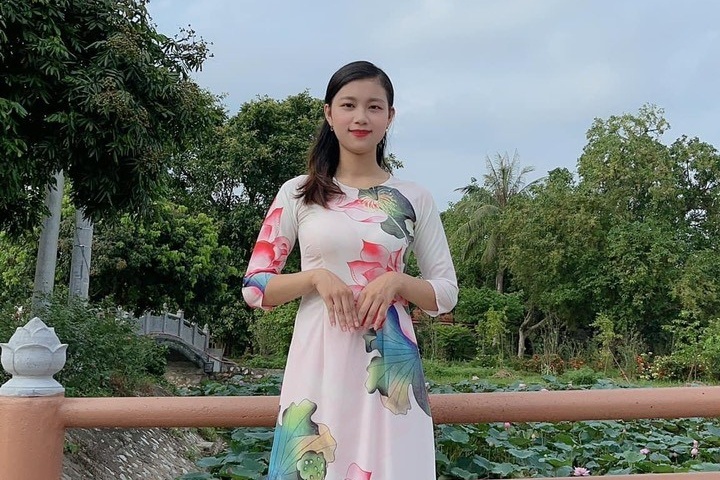 Ao dai Van Oanh - duong kim truyen thong theu mui chi len thoi dai moi hinh anh