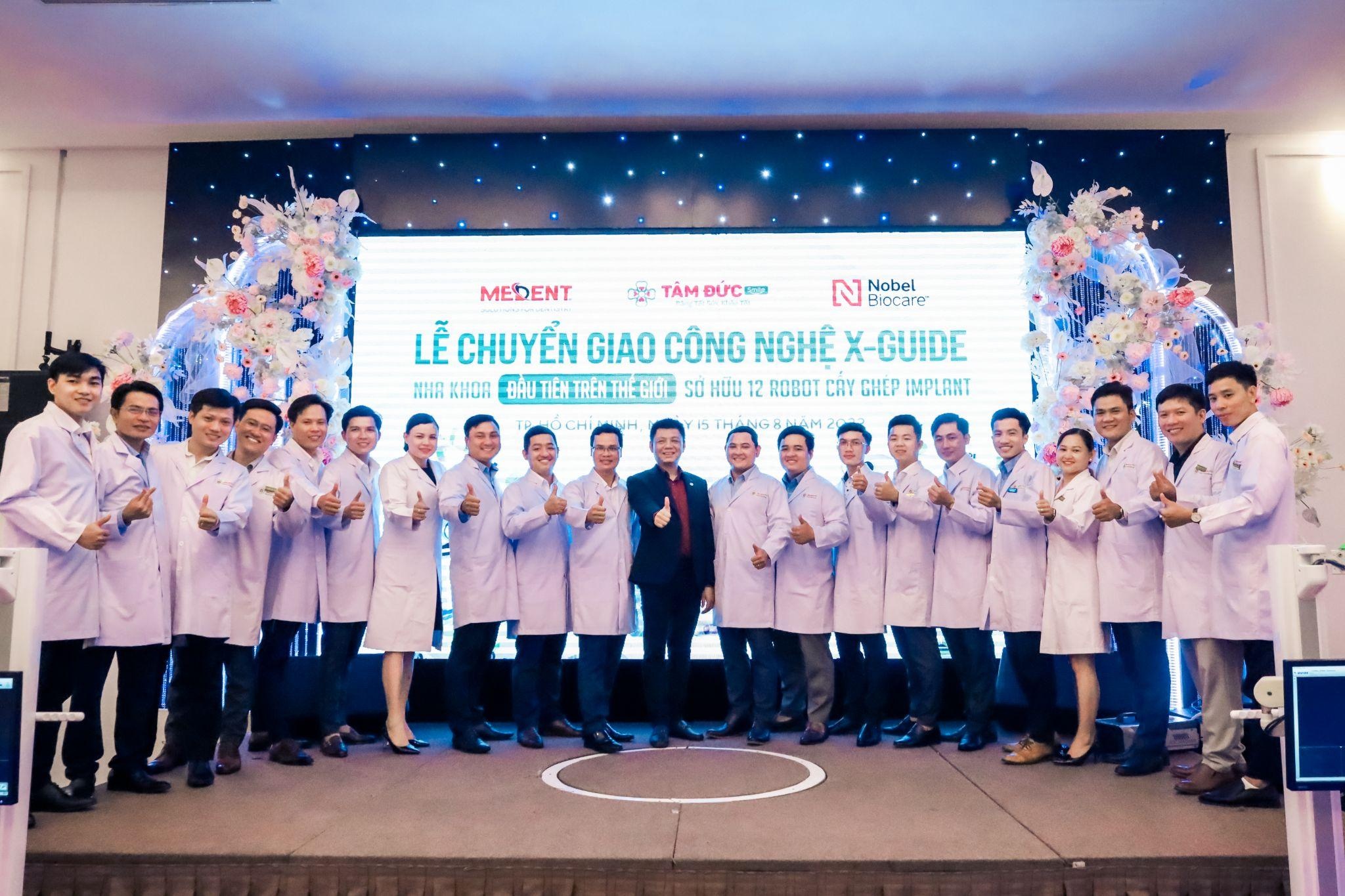 nu cuoi,  cham soc rang anh 1