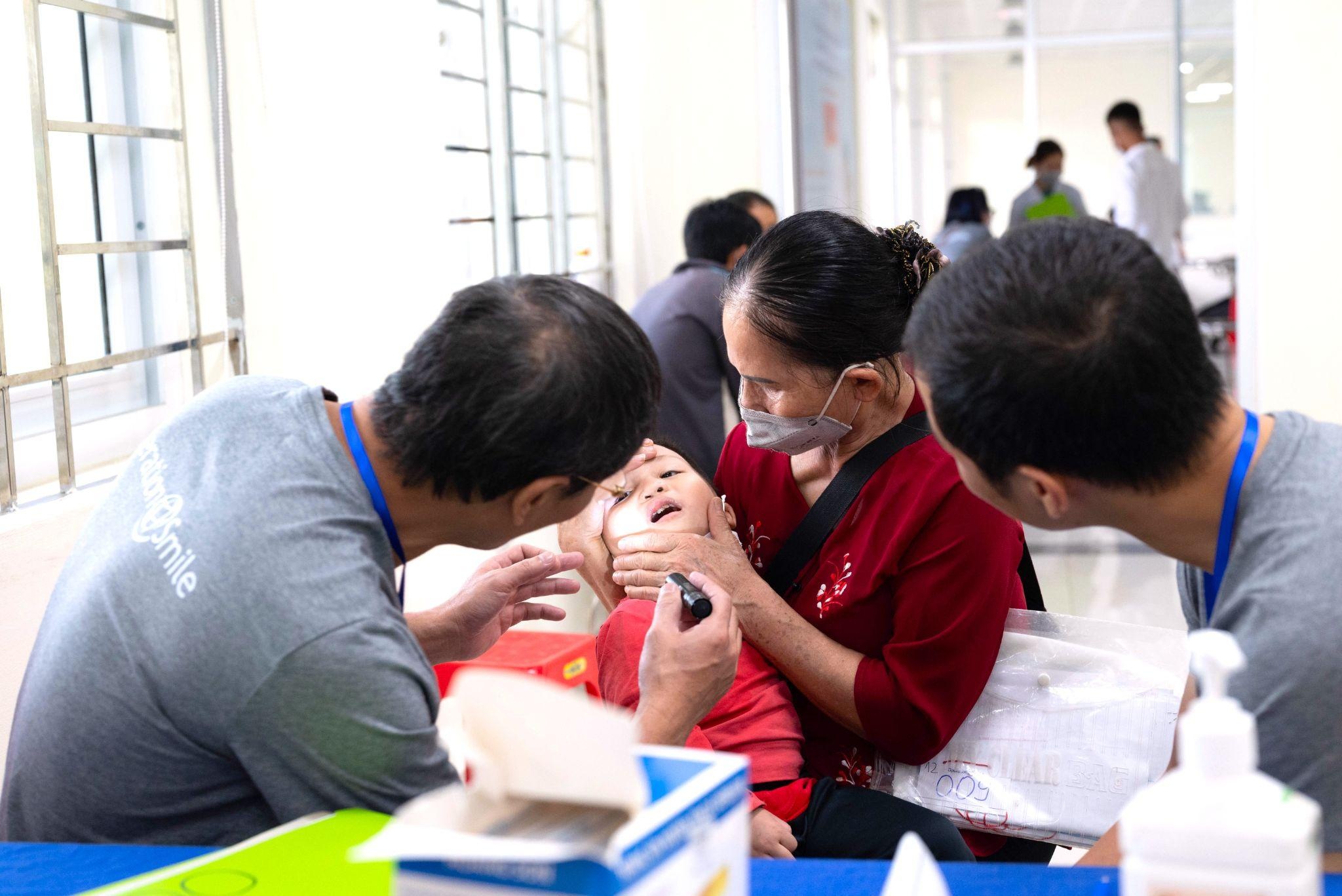 tìm lại nụ cười, Operation Smile Vietnam ảnh 3 tim lai nu cuoi, Operation Smile Vietnam anh 3