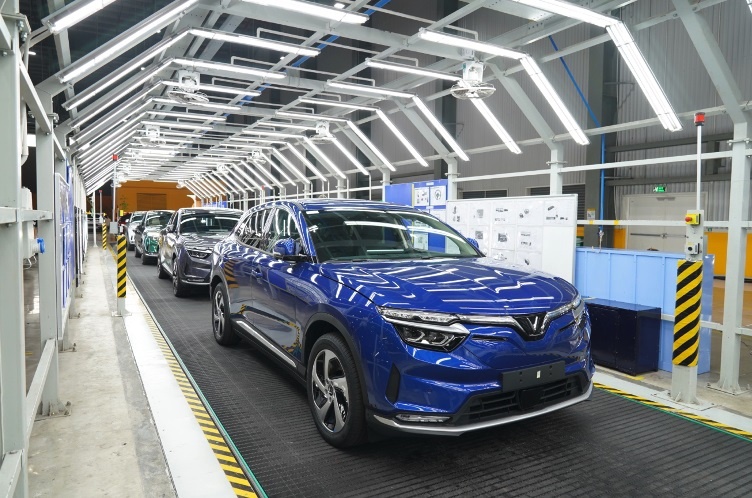 VinFast VF e34,  VinFast VF 8 anh 1