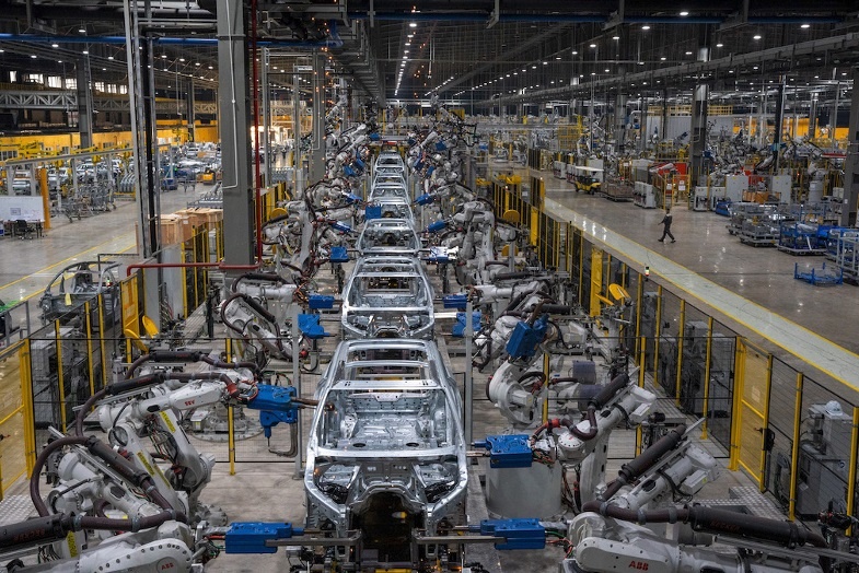 VinFast VF e34,  VinFast VF 8 anh 2