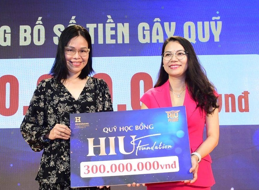Dai hoc Quoc te Hong Bang trao hoc bong cho tan sinh vien mien Trung hinh anh