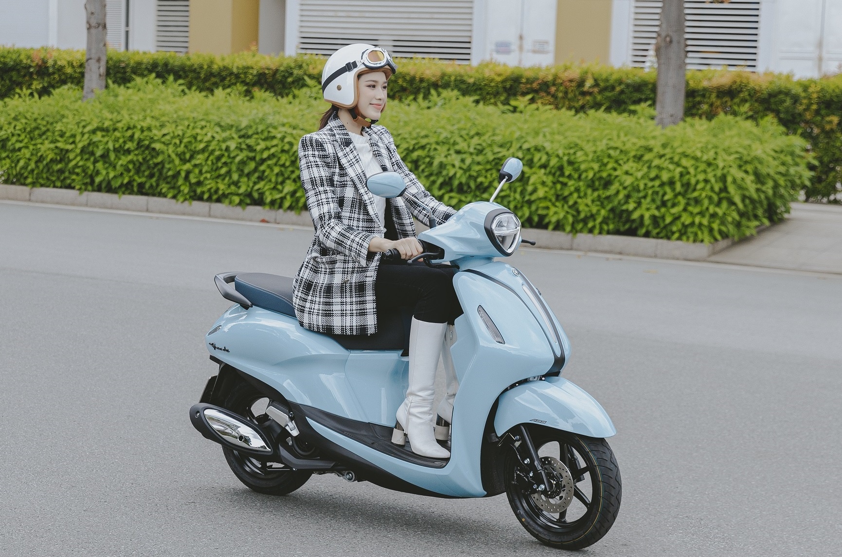 Hoa hau Do Thi Ha, Luong Thuy Linh so dang ben Yamaha Grande hinh anh