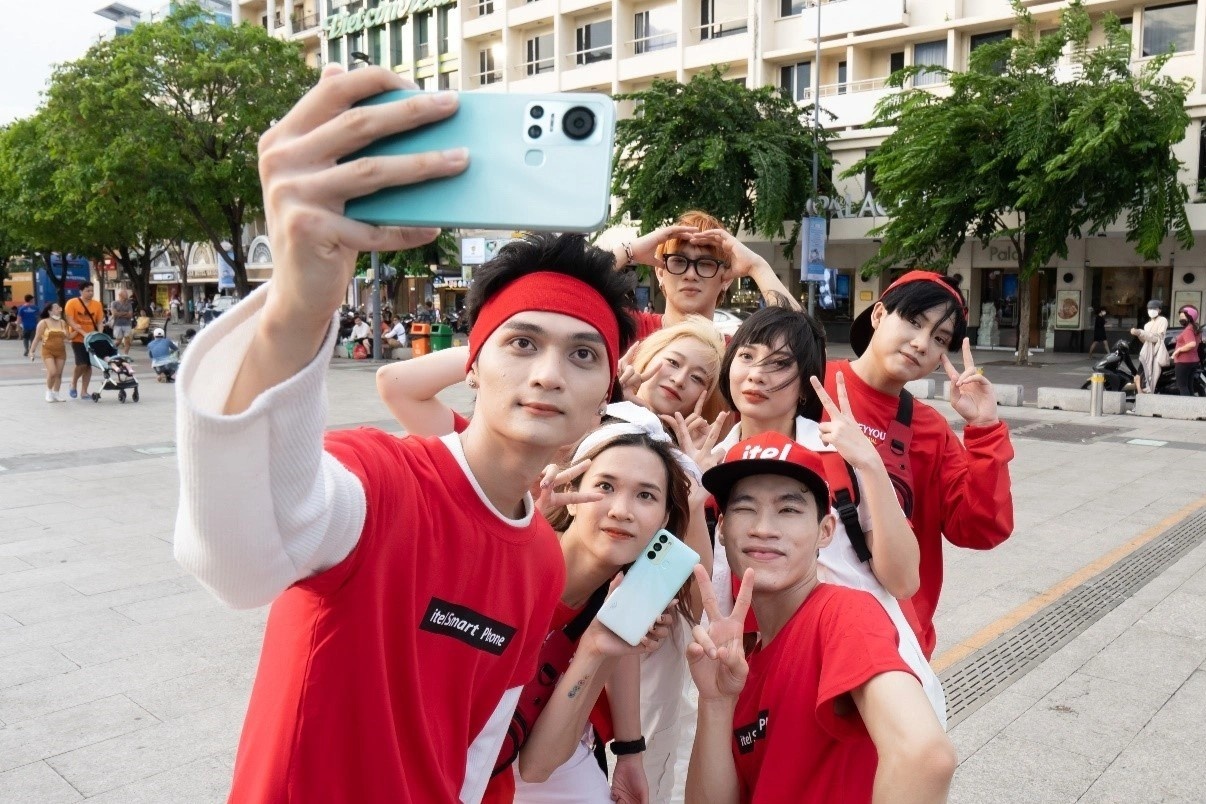 Itel tro lai duong dua cong nghe voi vu dieu khuay dong pho di bo hinh anh