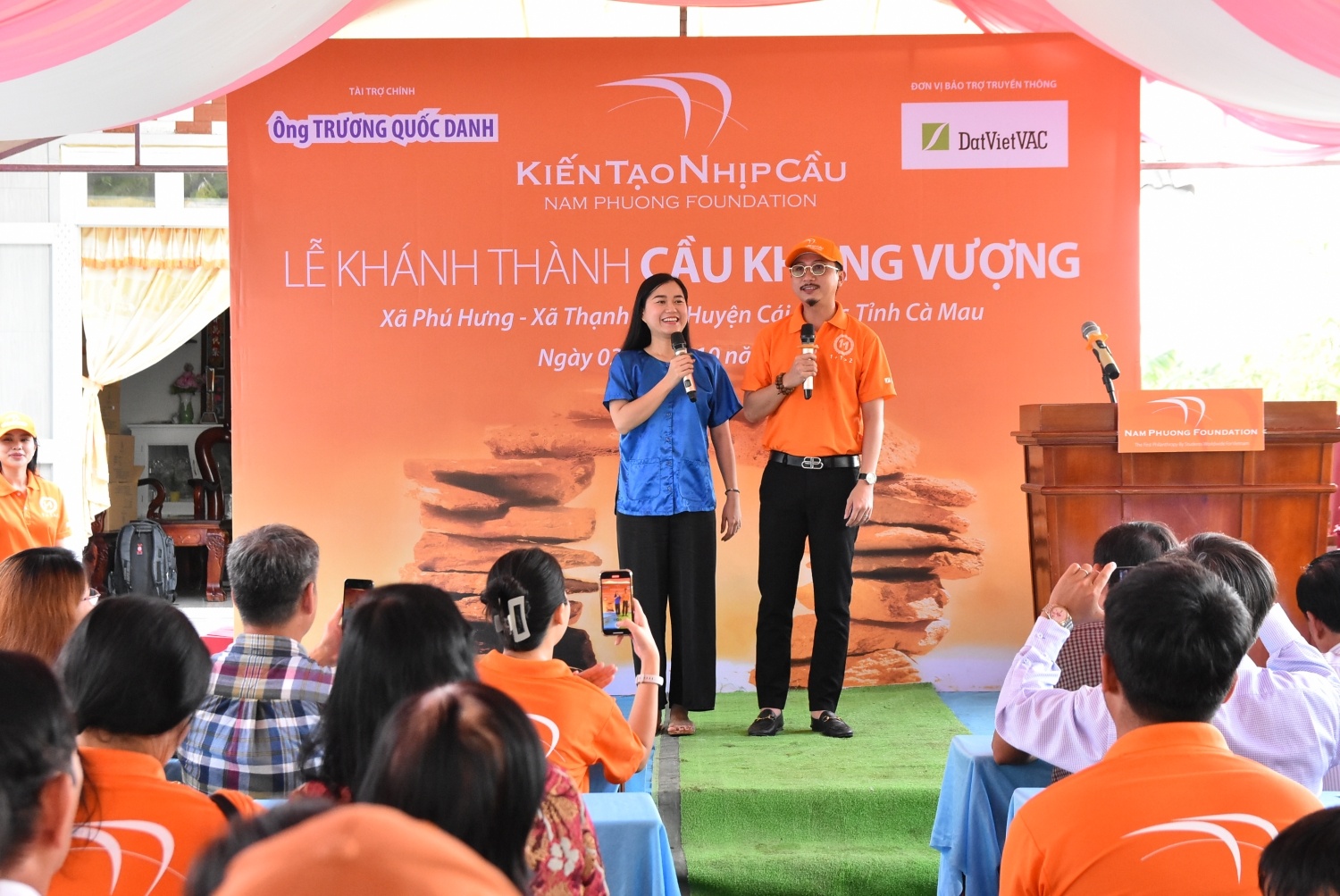 Lam Vy Da dong hanh Quy Nam Phuong khanh thanh cau Khang Vuong hinh anh