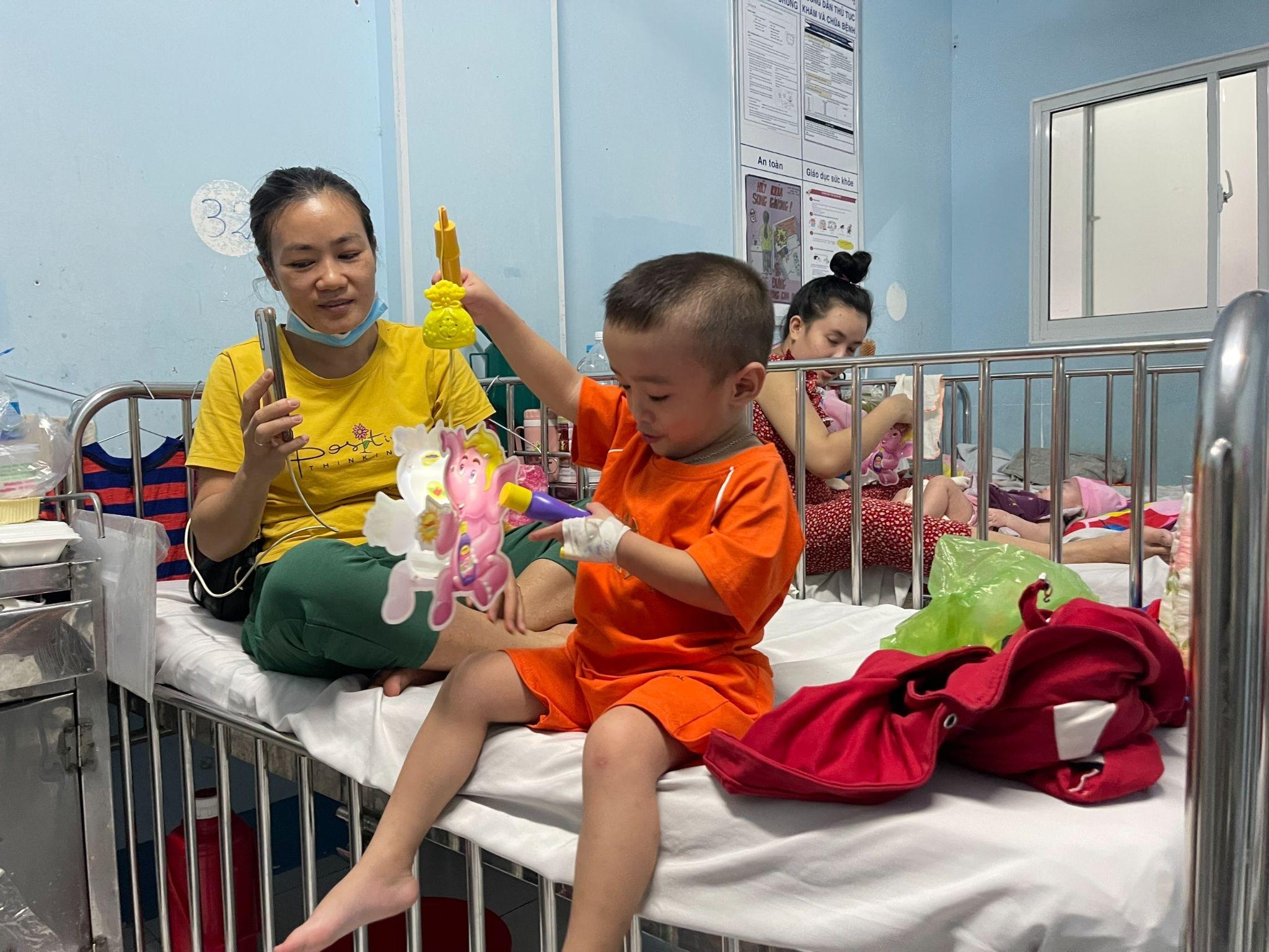 Hang nghin benh nhi nhan qua tang y nghia tu voi hong Carrie Junior hinh anh