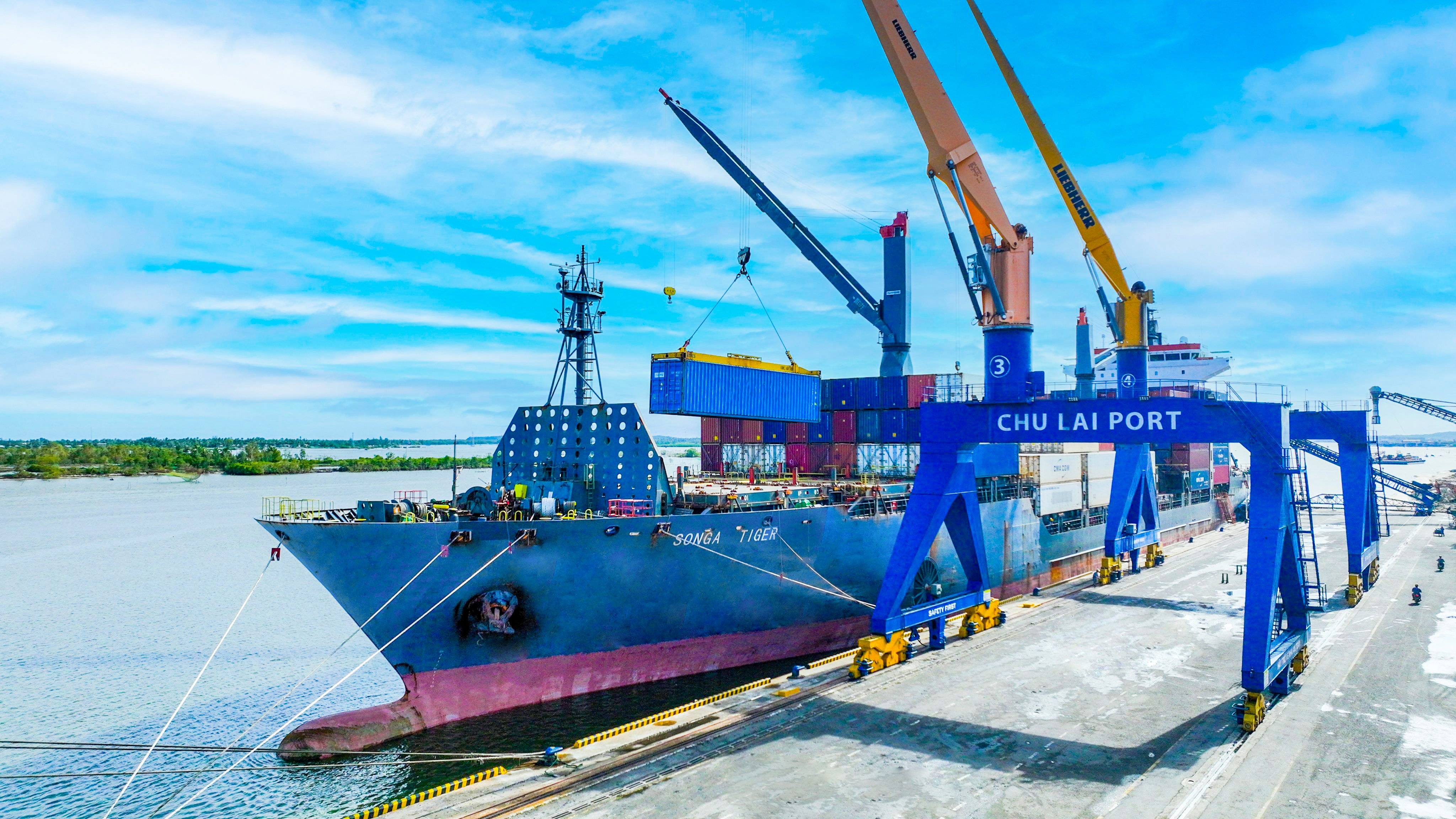 Cang Chu Lai don tau lon va TEU container quoc te thu mot trieu di qua hinh anh