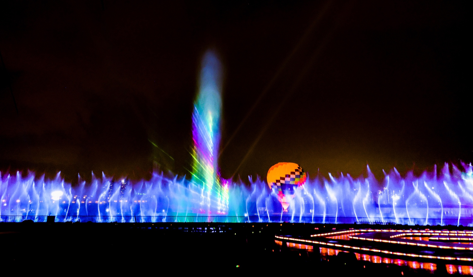 Le hoi nhac nuoc quy mo lon tai ‘trung tam moi’ kin khach tham qua hinh anh