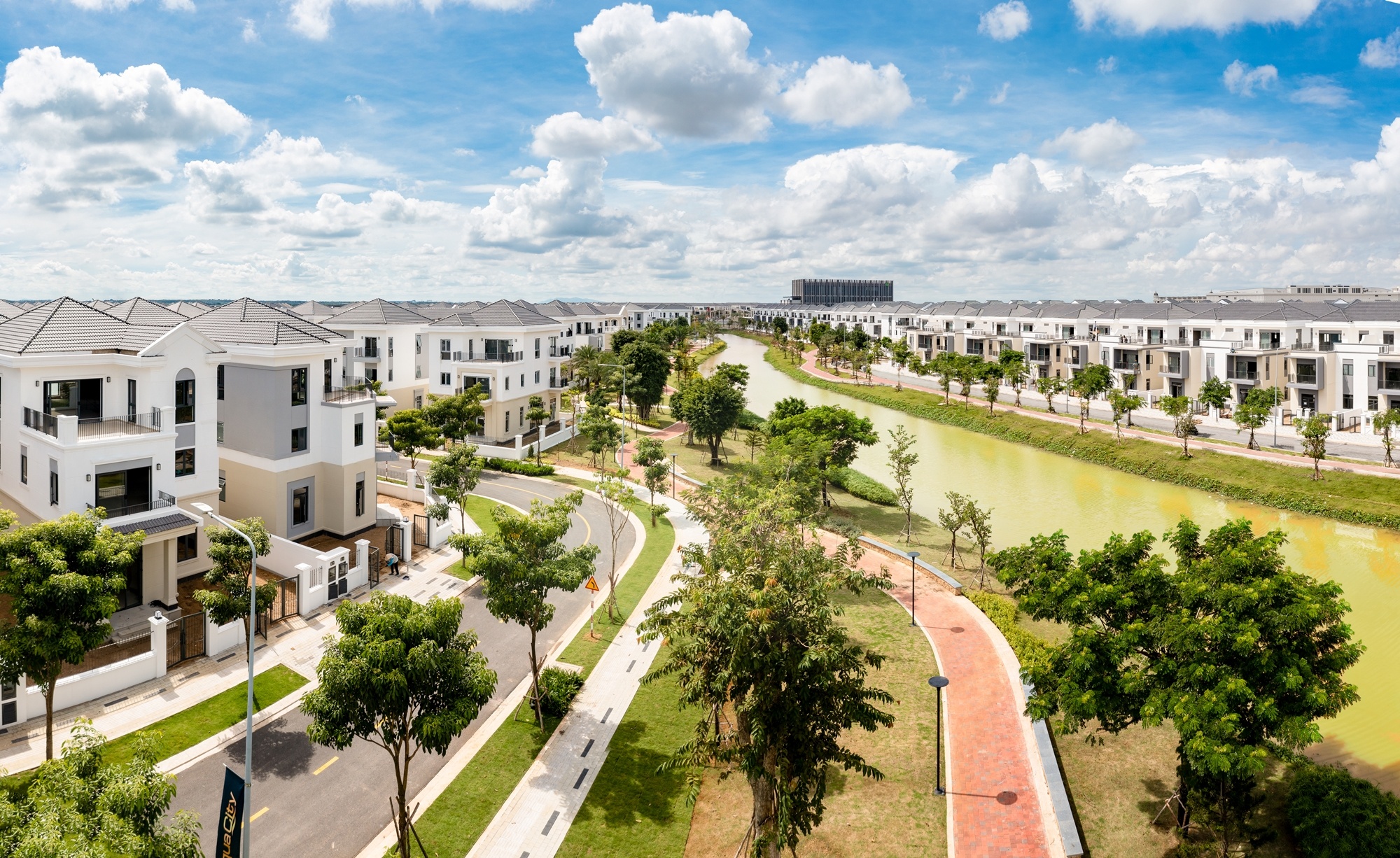 Cu dan hao huc mong ngay an cu tai do thi Aqua City hinh anh