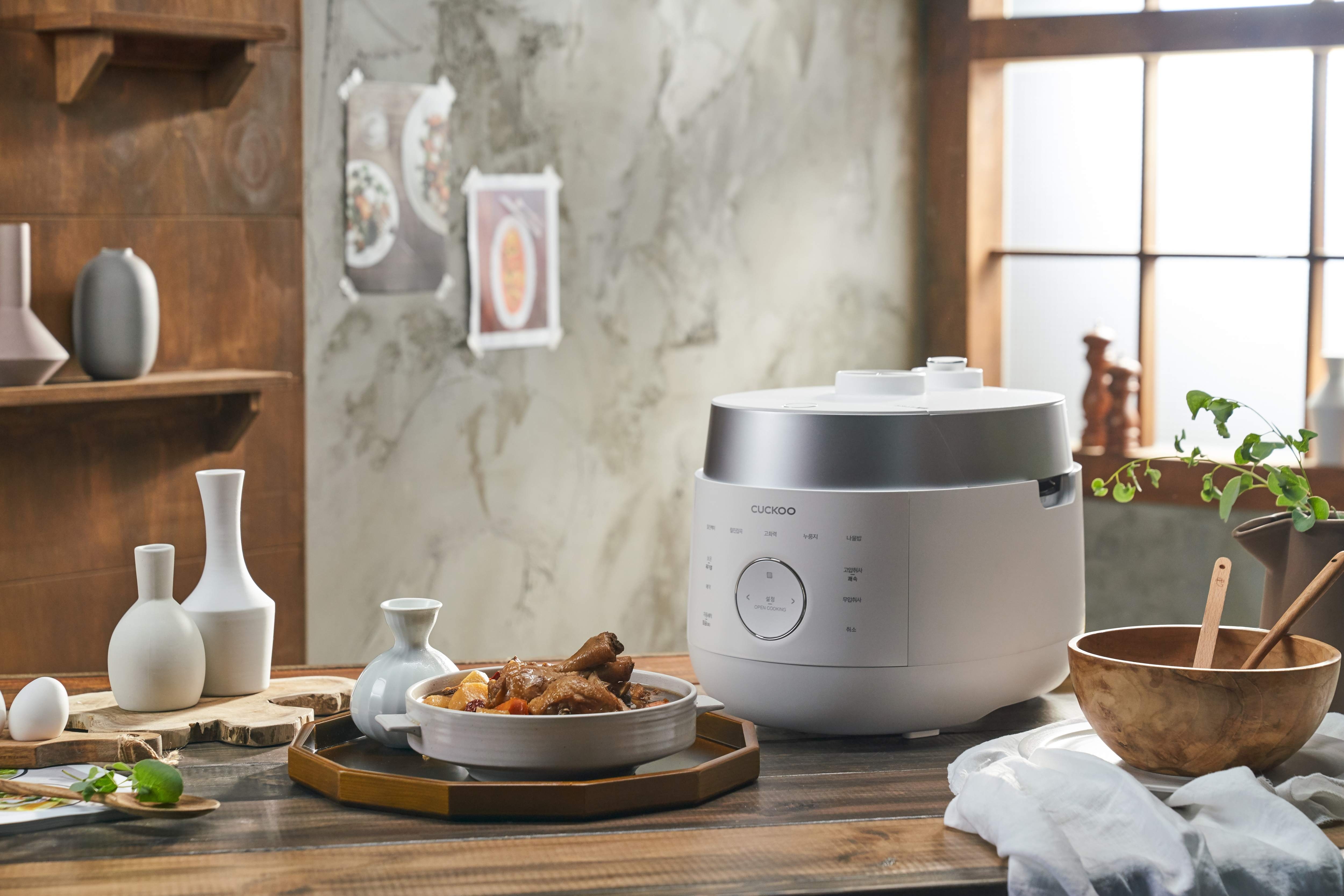 Noi com dien Cuckoo - 'tro thu' cho bua an ngon hinh anh