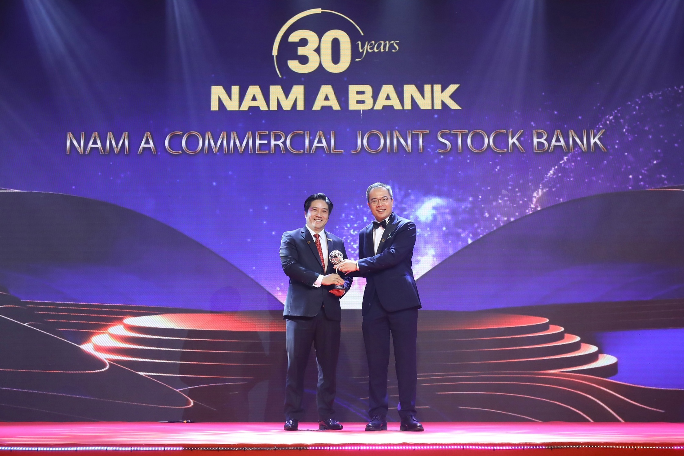 Nam A Bank nhan giai thuong 'Thuong hieu truyen cam hung chau A 2022' hinh anh