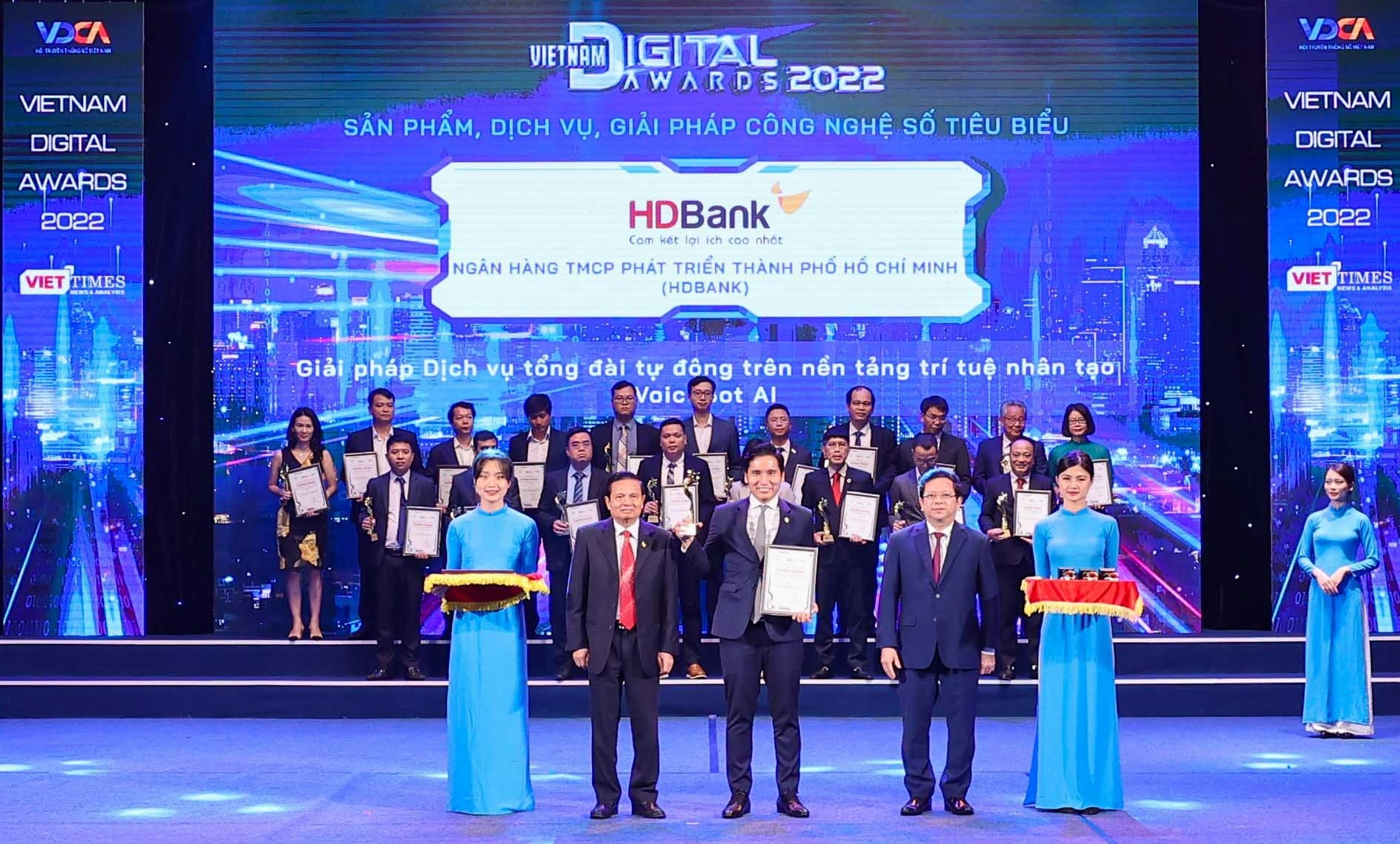 HDBank dat giai thuong 'Chuyen doi so Viet Nam 2022' hinh anh