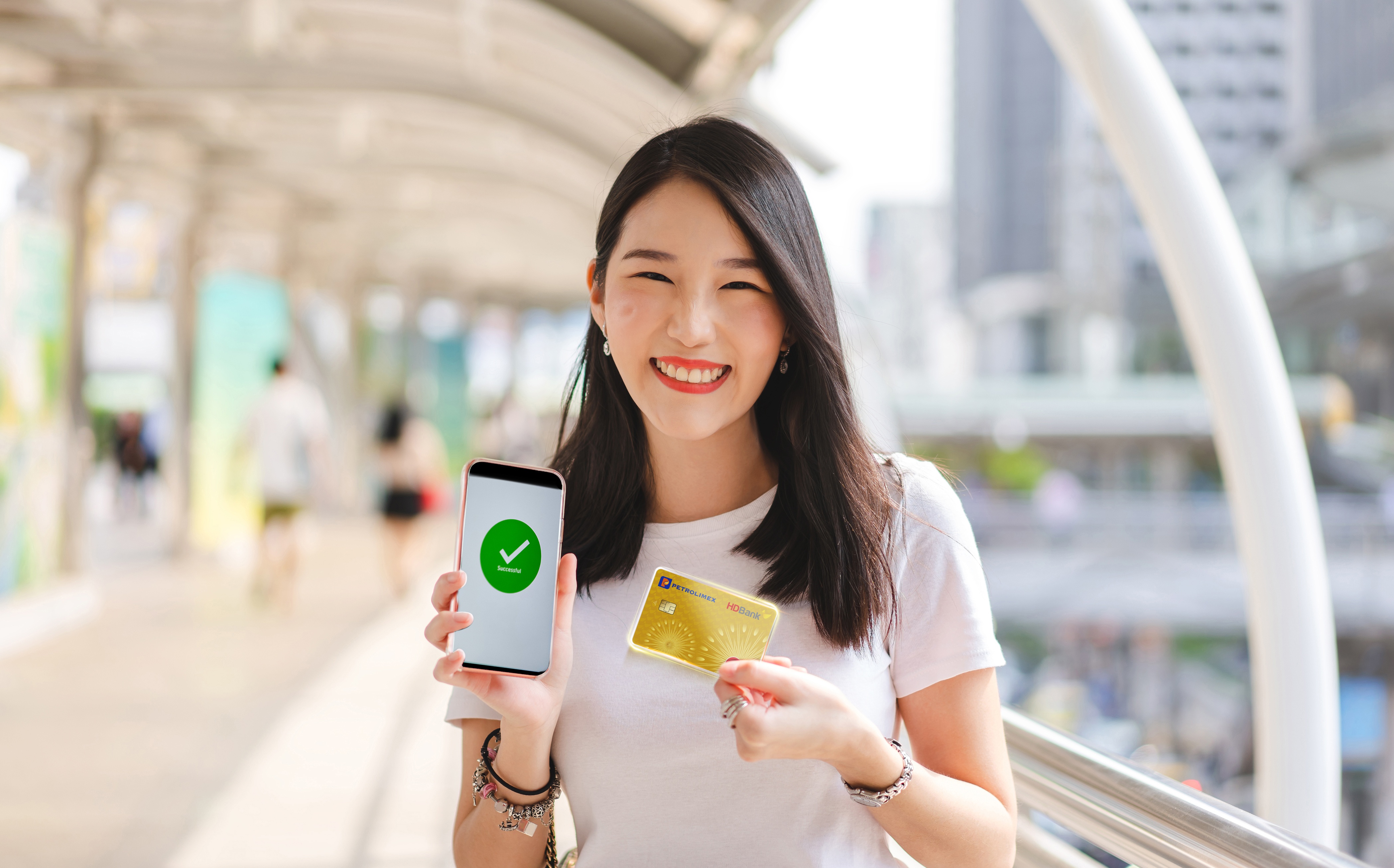 Mo the tin dung dung ngay chi sau vai phut hinh anh