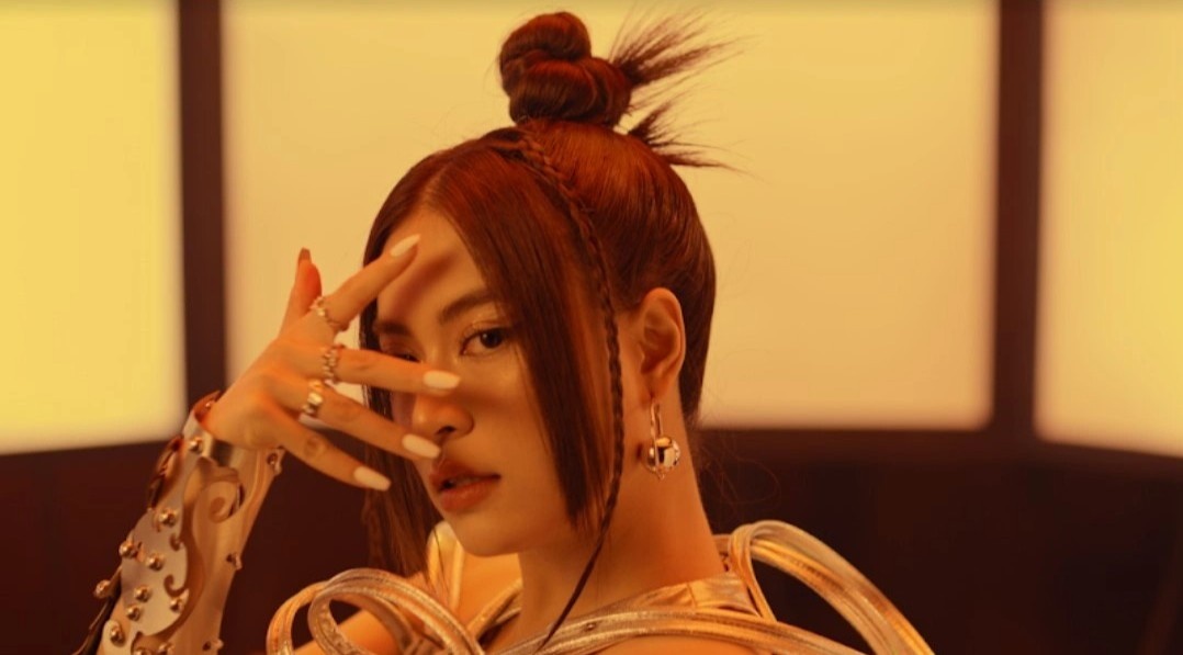 Hoang Thuy Linh, Karik co vu nguoi tre dam nghi dam lam trong MV moi hinh anh