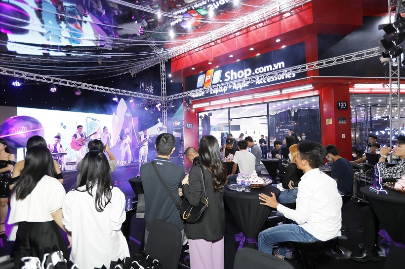 FPT Shop giao iPhone 14 dau tien den khach Viet ngay trong dem hinh anh