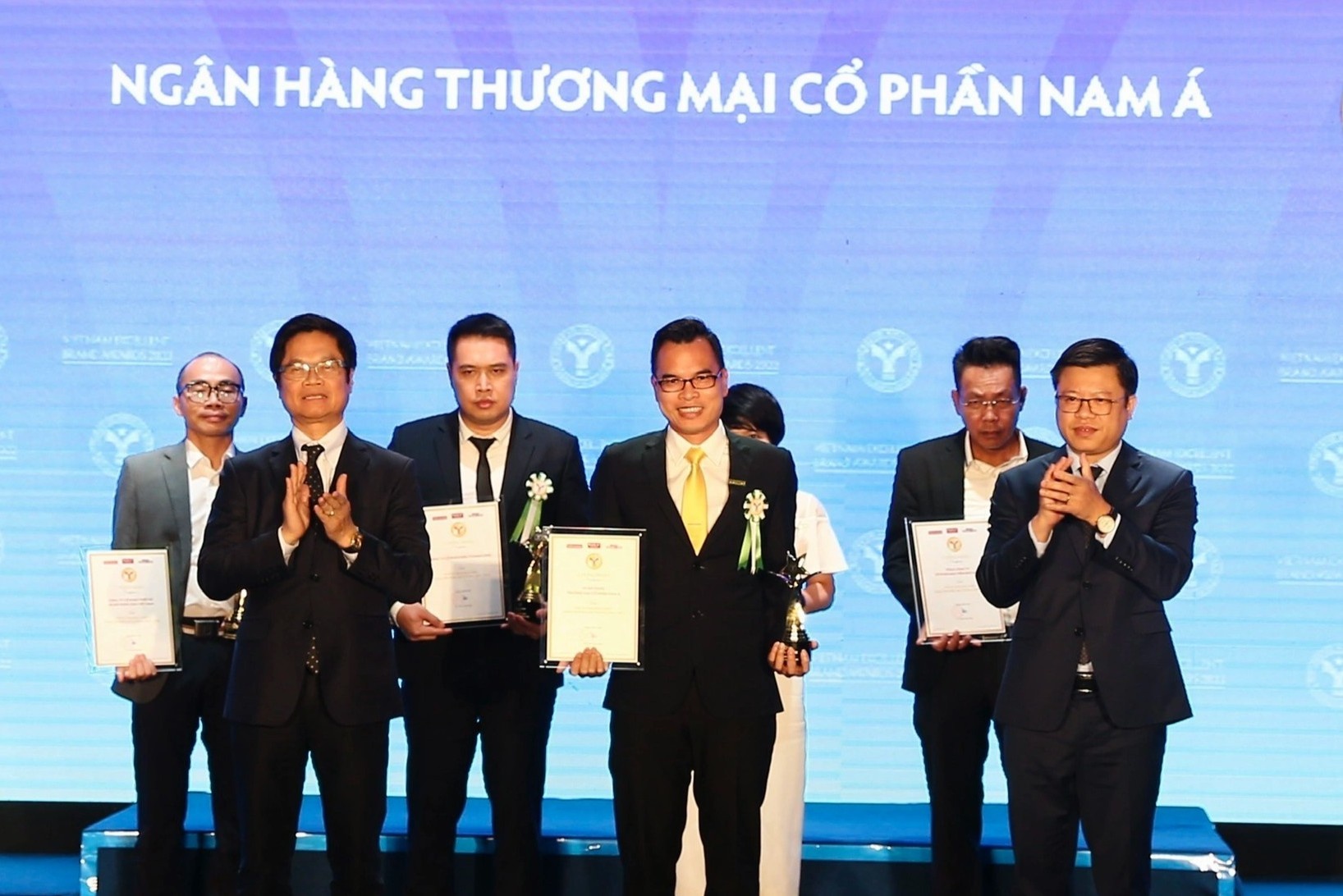 Nam A Bank nhan giai 'Top 10 thuong hieu tang truong an tuong 2022' hinh anh