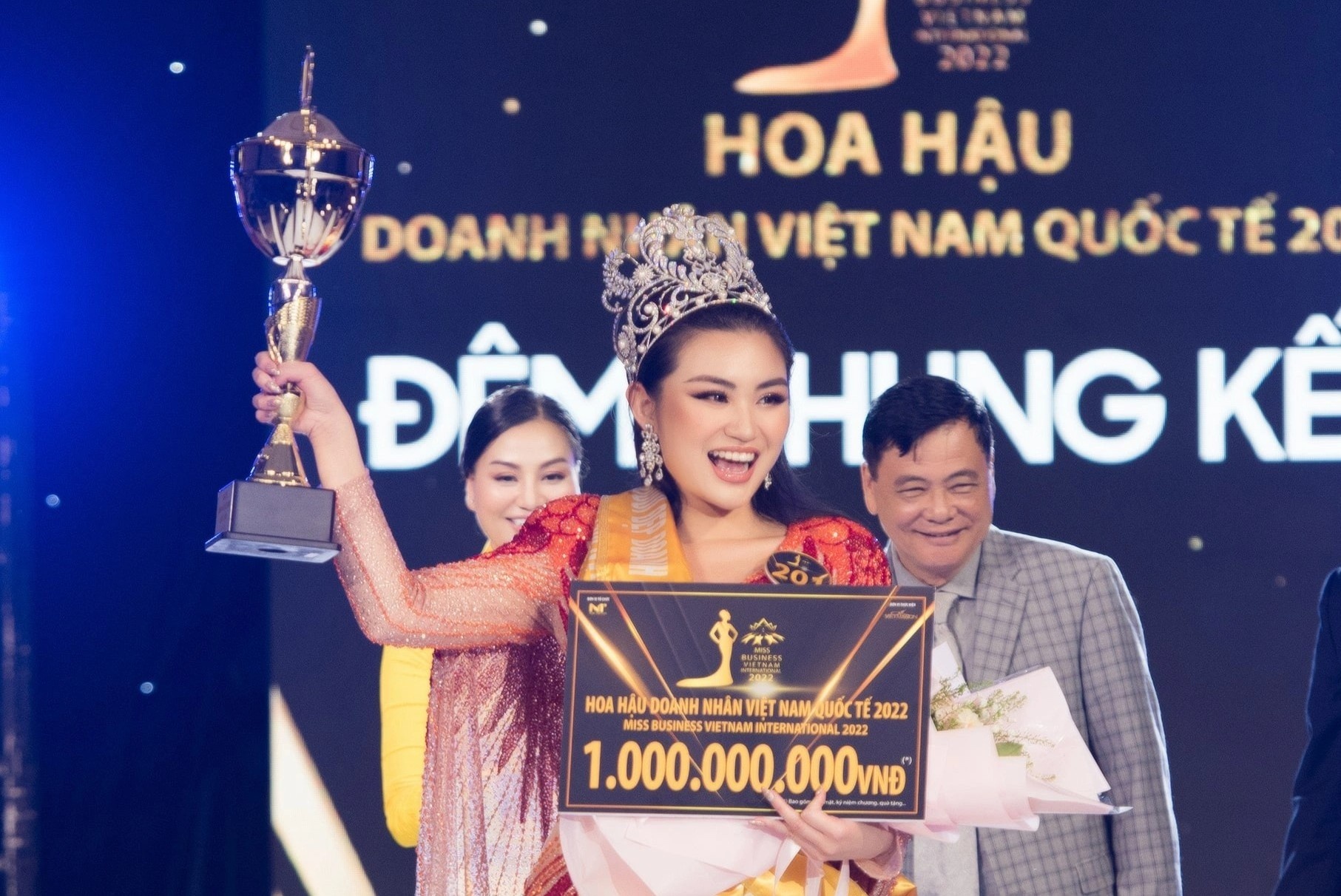 CEO Tran Diem My dang quang Hoa hau Doanh nhan Viet Nam Quoc te 2022 hinh anh