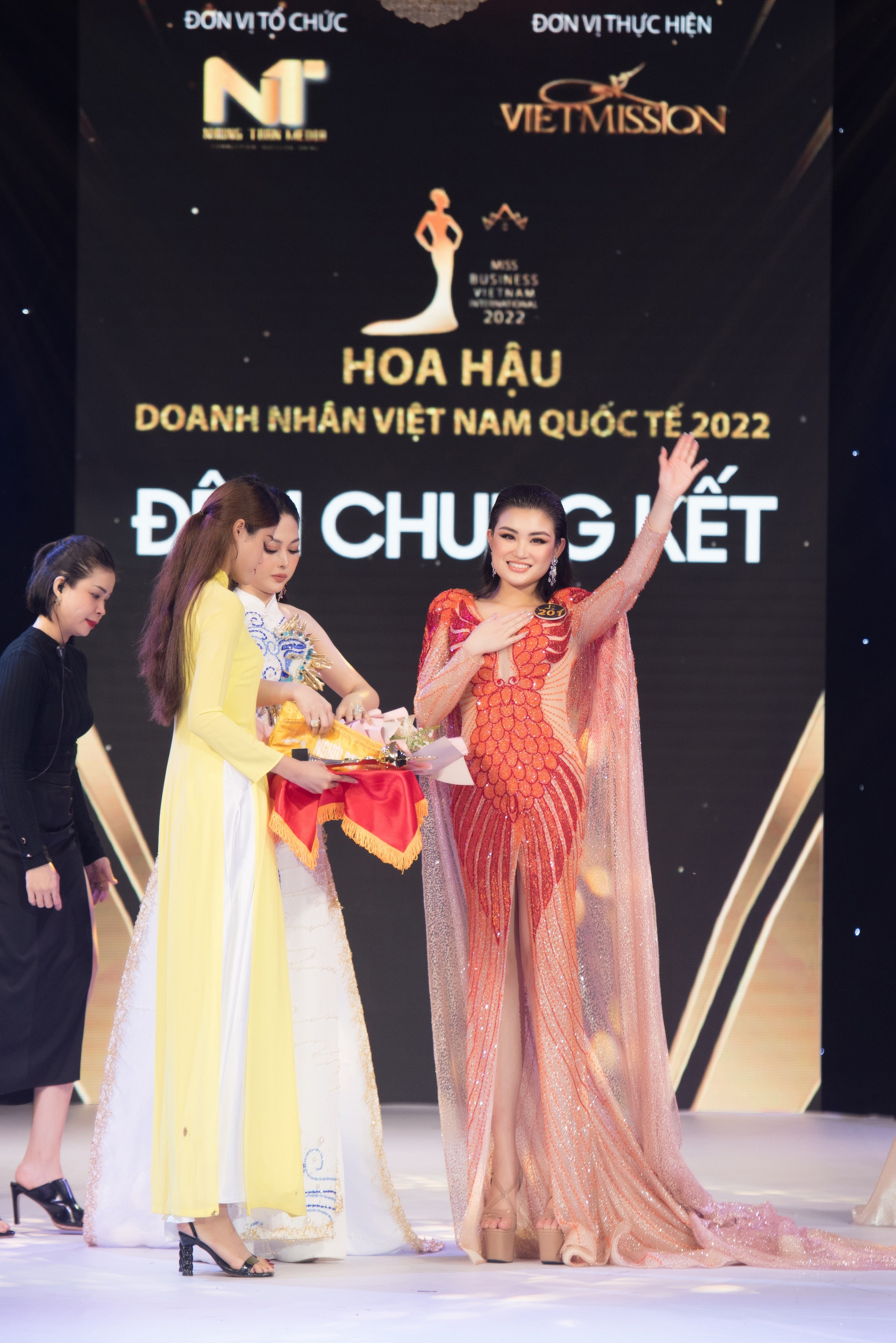 Hoa hau Doanh nhan anh 1