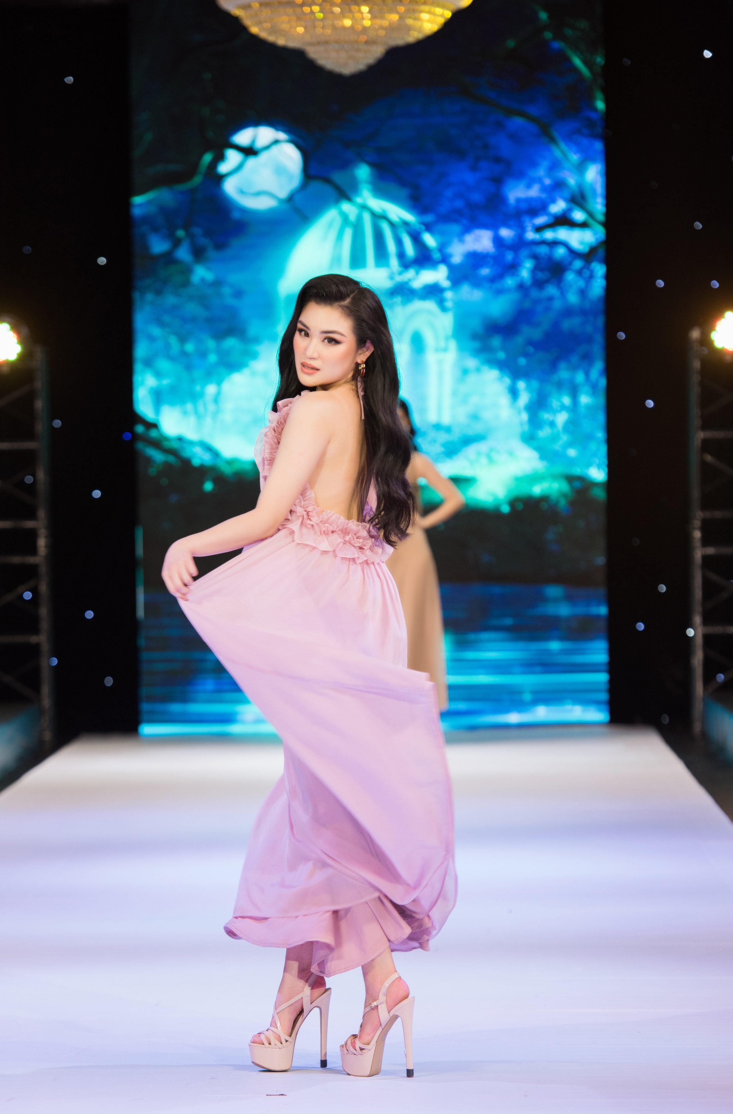 Hoa hau Doanh nhan anh 5