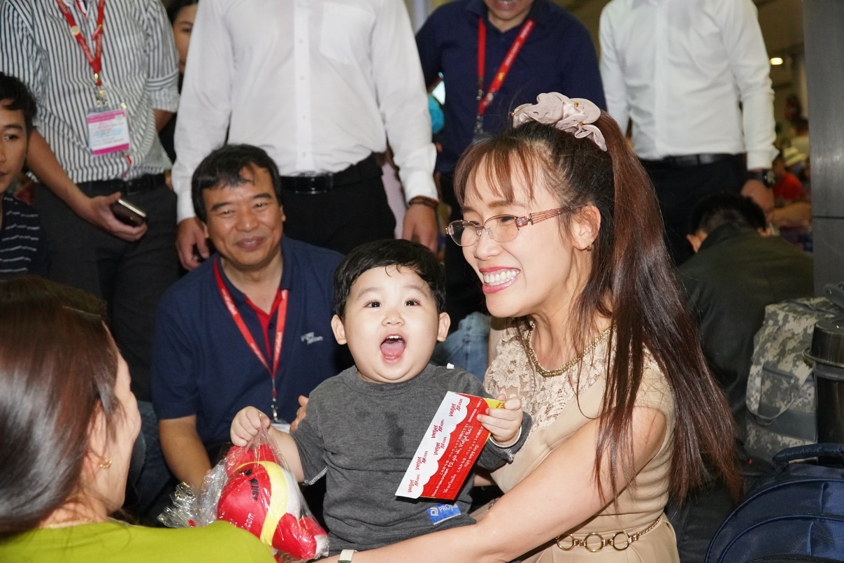 Nu doanh nhan voi nguon cam hung den tu viec phung su cong dong hinh anh