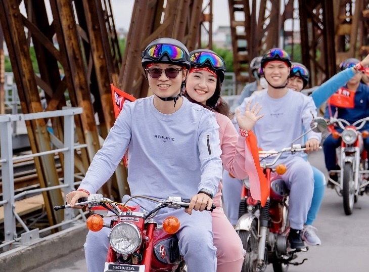 Bat phong cach voi thoi trang the thao thu dong Sport1 hinh anh